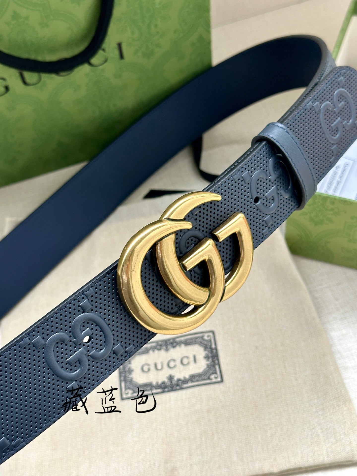 GUCCI宽度4.0cm这款单品将品牌的过去与未来贯通在一起以现代风格的全新设计诠释了经典设计元素Guc