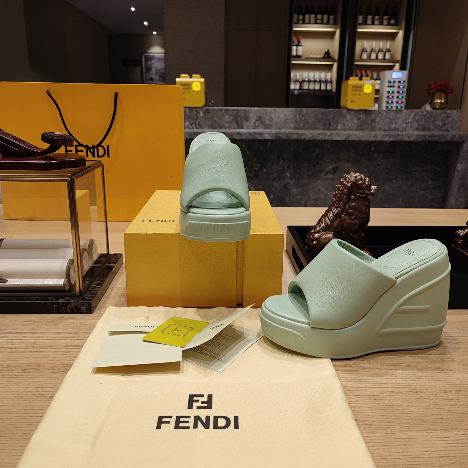 Fendi春夏经典系列鞋履呈现精致时
