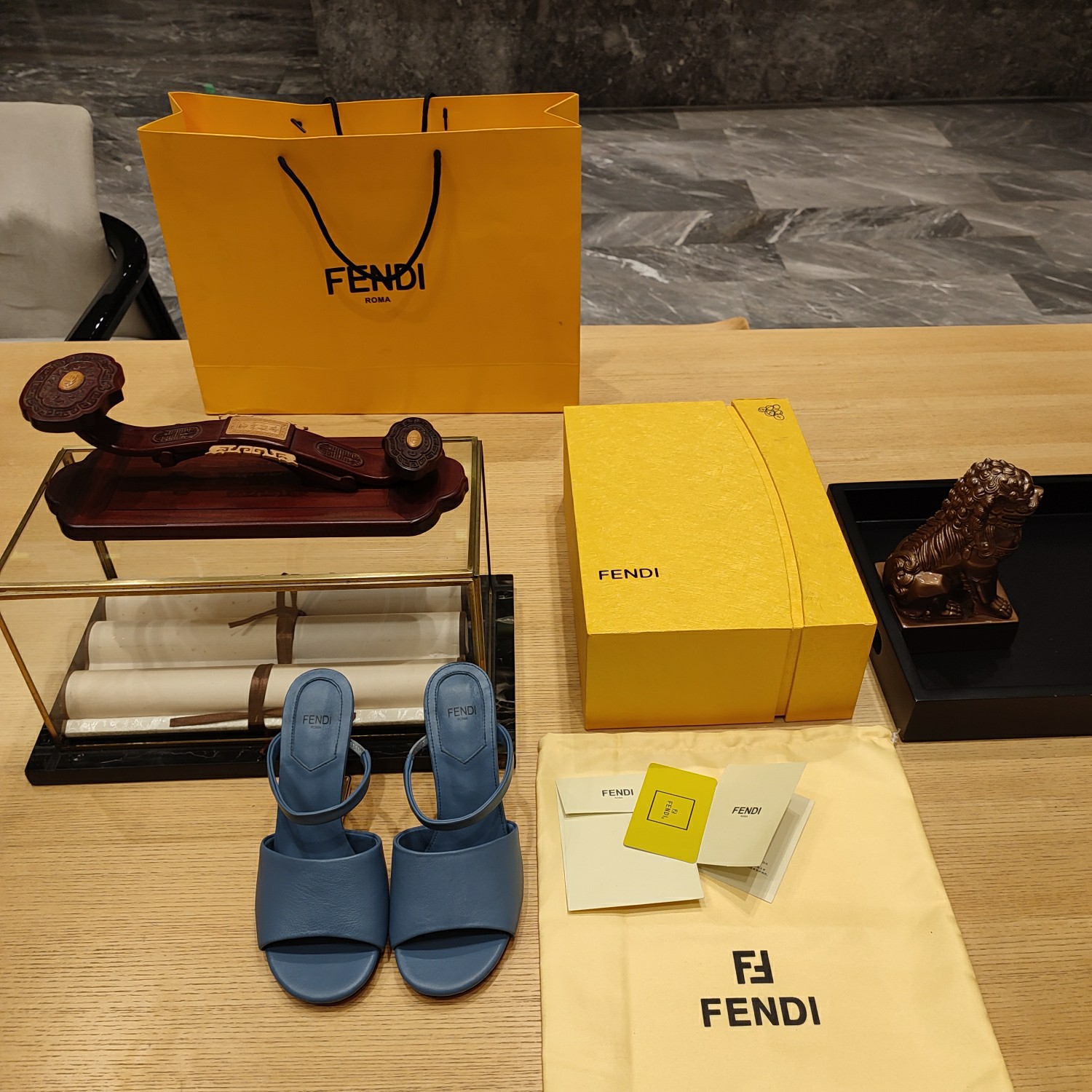 Fend*春夏经典系列鞋履呈现精致时