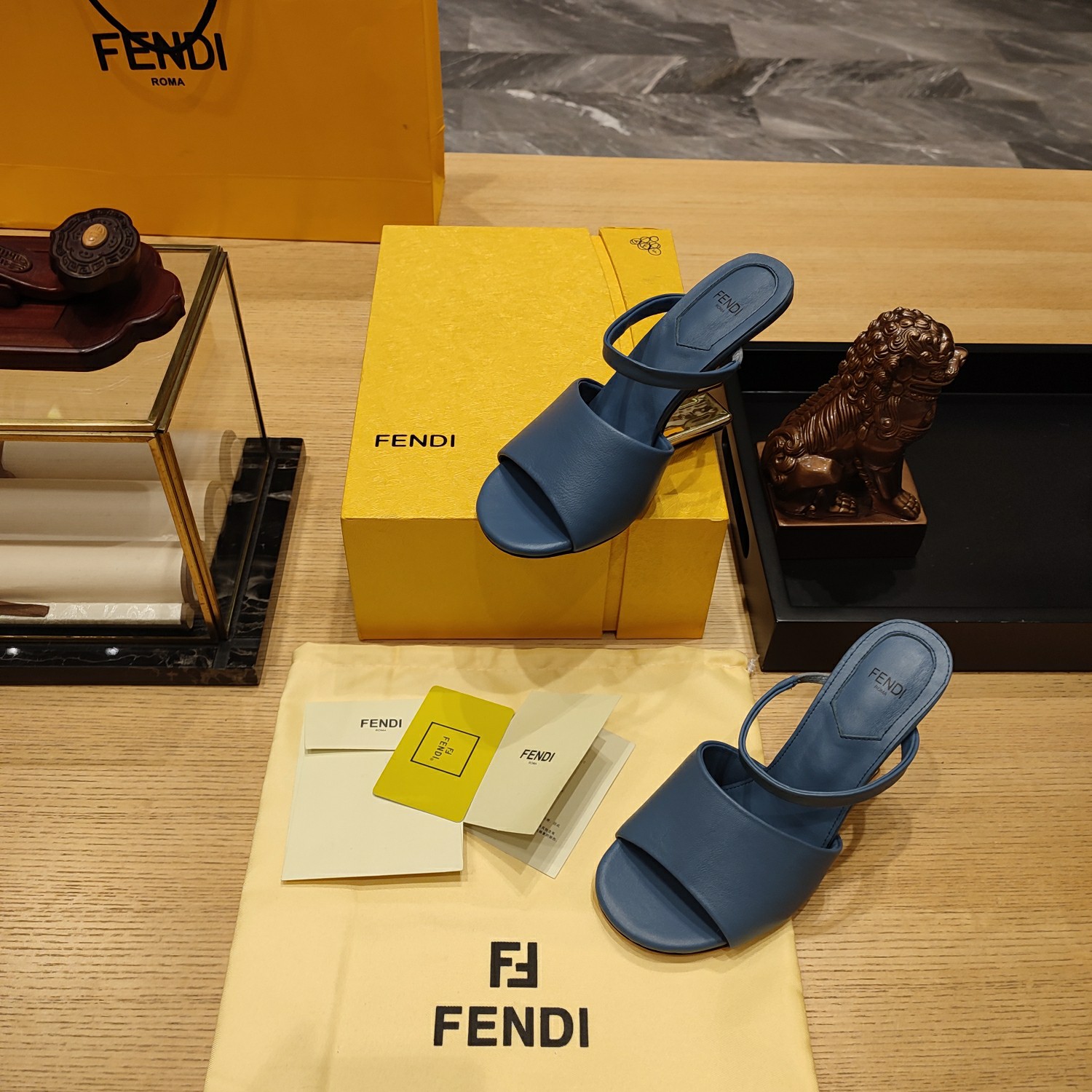 Fend*春夏经典系列鞋履呈现精致时