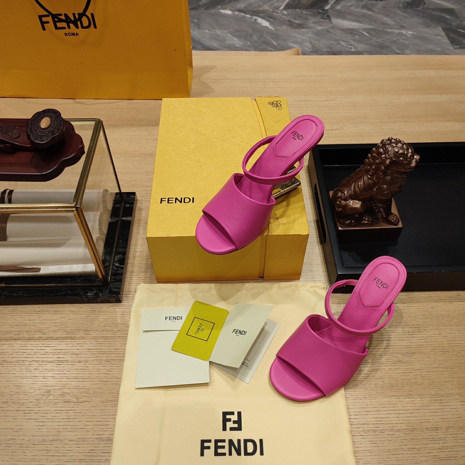 Fend*春夏经典系列鞋履呈现精致时