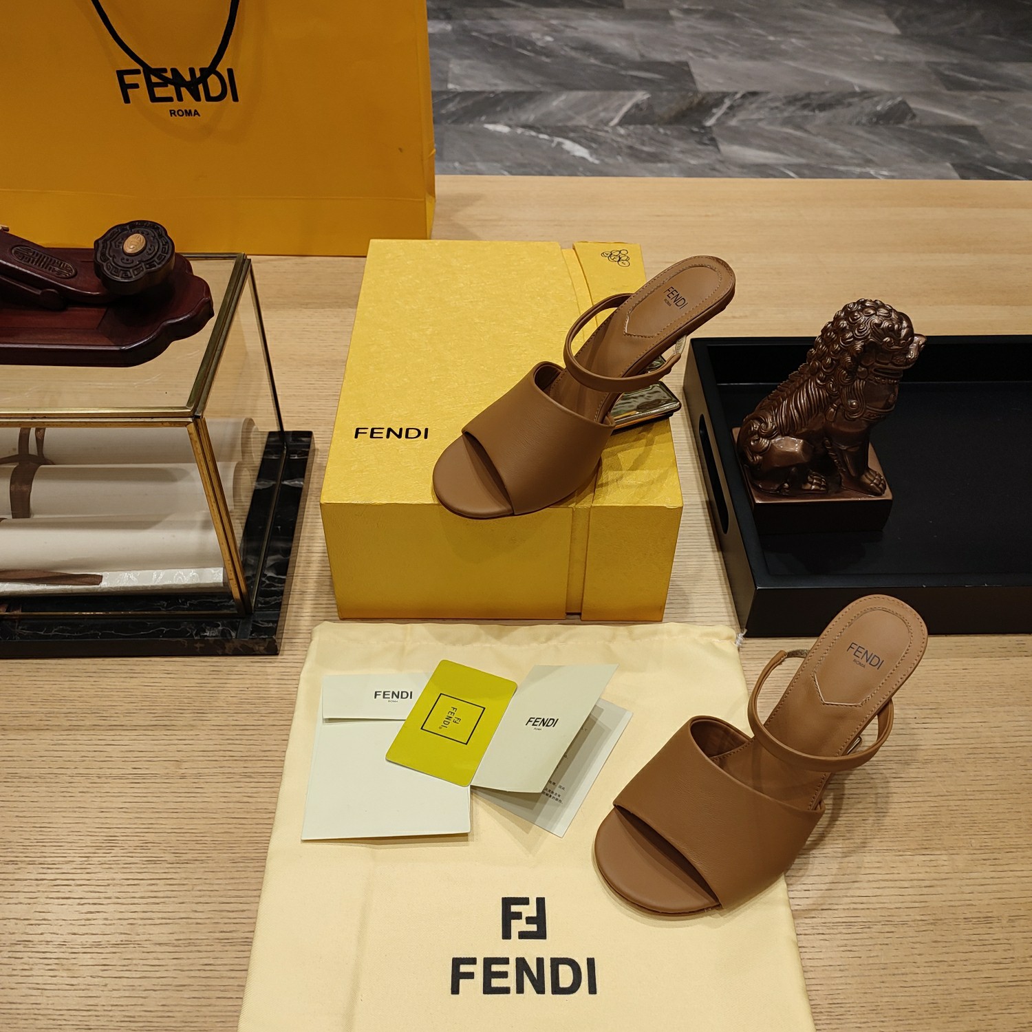 Fend*春夏经典系列鞋履呈现精致时