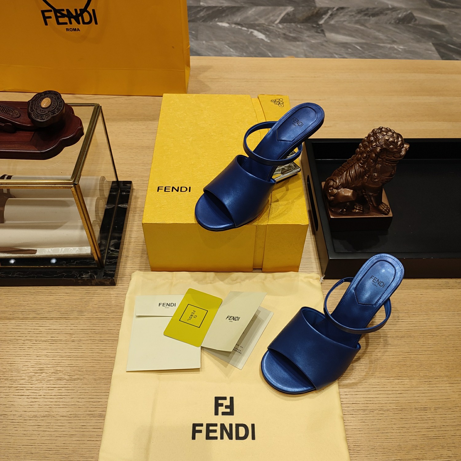 Fend*春夏经典系列鞋履呈现精致时