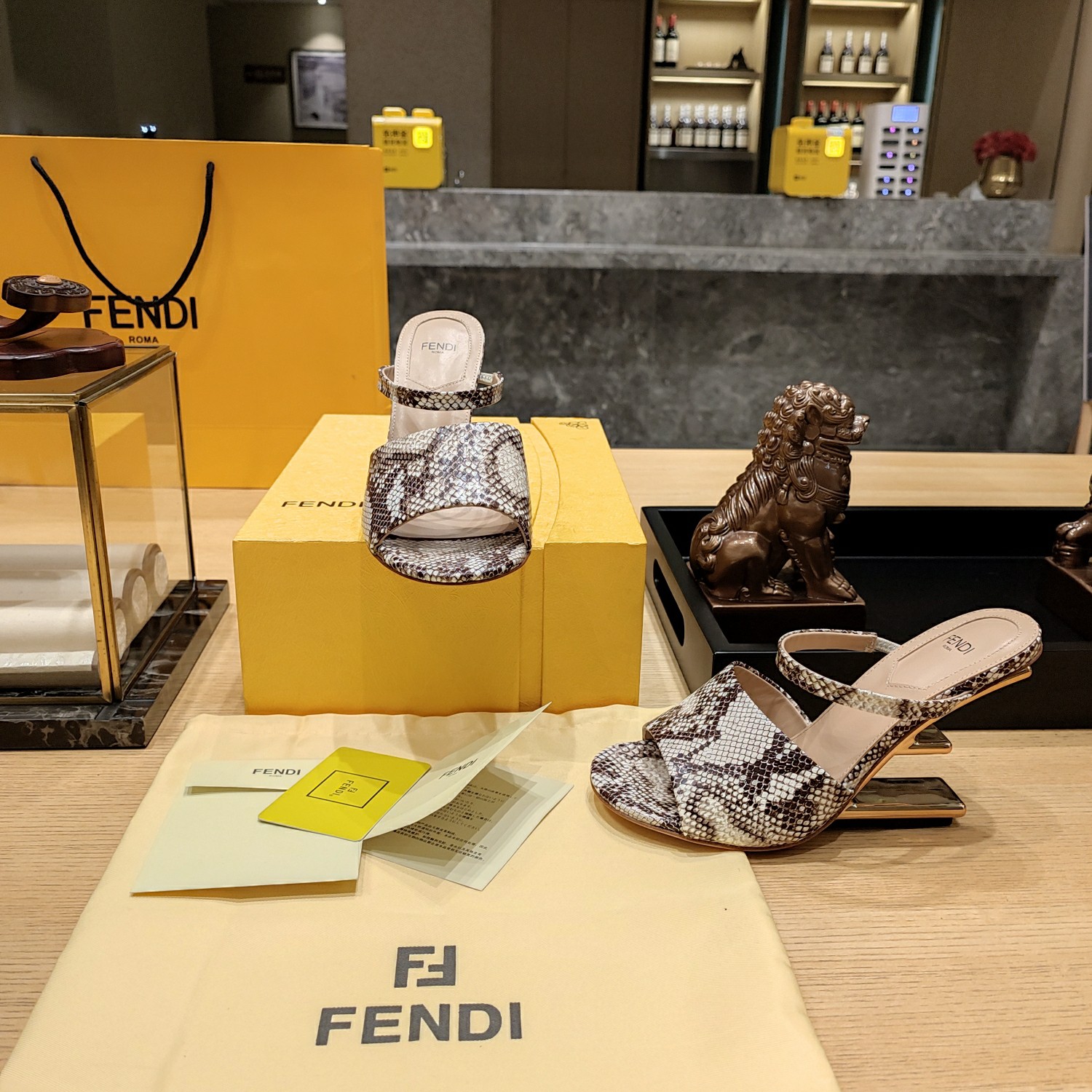 Fend*春夏经典系列鞋履呈现精致时