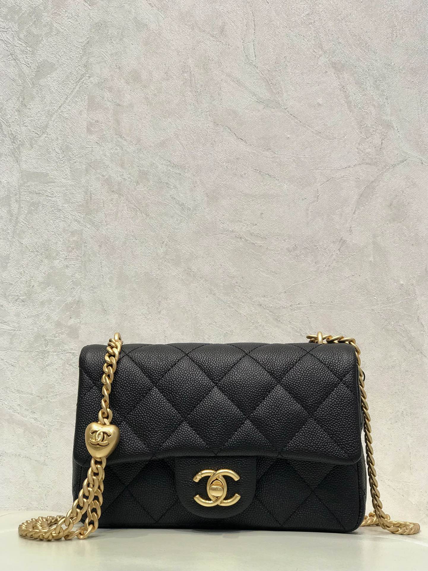 CHANEL 하트 볼 플랩백 무광 매트 양가죽 체인 숄더 크로스백 소녀 감성 한정판 - 최상급 품질