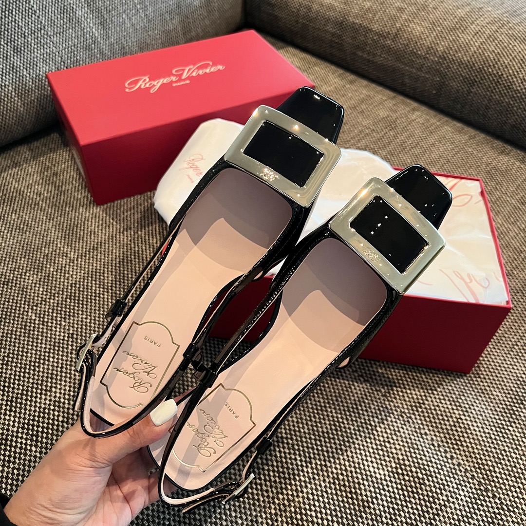 NO:901293,【RV】Belle 45mm metal square buckle thick heel sandals produced in Wanguan. The Belle Vivier version produced by Summer Beauty Secrets is the most pedicure-friendly. The sandals are so beautiful that you don’t need to do a manicure. They are good news for lazy people. It’s better to get them quickly than to act. The heels are 45cm#. The upper is imported cow patent leather. The lining is imported lambskin. The genuine leather outsole is imported from Italy. Size 34～40, sandals, sandals, sheepskin, Leather soles19860909莞产【RV】Belle45mm金属方扣粗跟凉鞋 夏日美丽秘籍产最修脚的belle vivier版型上脚美的没话说不用做美甲的凉鞋可是懒人福音呢 心动不如行动赶紧入手,跟高45cm# 鞋面进口牛漆皮 内里进口小羊皮 意大利进口真皮大底 Size34～40,凉鞋单鞋,sandals,sheepskin,Leather soles,Women's Shoes