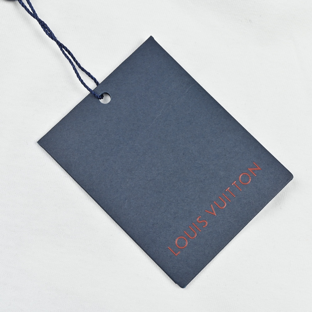 Louis Vuitton 路易威登 经典大V后背印花短袖T恤-Chinese UA Cheap High Quatity Brand Clothes Bags handbags Sneakers wholesale wholesaler seller from China Factory suppliers Fashion Clothing Shoes best Quality Beautiful Price Louis Vuitton 路易威登 经典大V后背印花短袖T恤