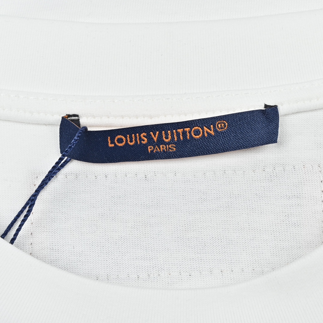 Louis Vuitton 路易威登 经典大V后背印花短袖T恤-Chinese UA Cheap High Quatity Brand Clothes Bags handbags Sneakers wholesale wholesaler seller from China Factory suppliers Fashion Clothing Shoes best Quality Beautiful Price Louis Vuitton 路易威登 经典大V后背印花短袖T恤