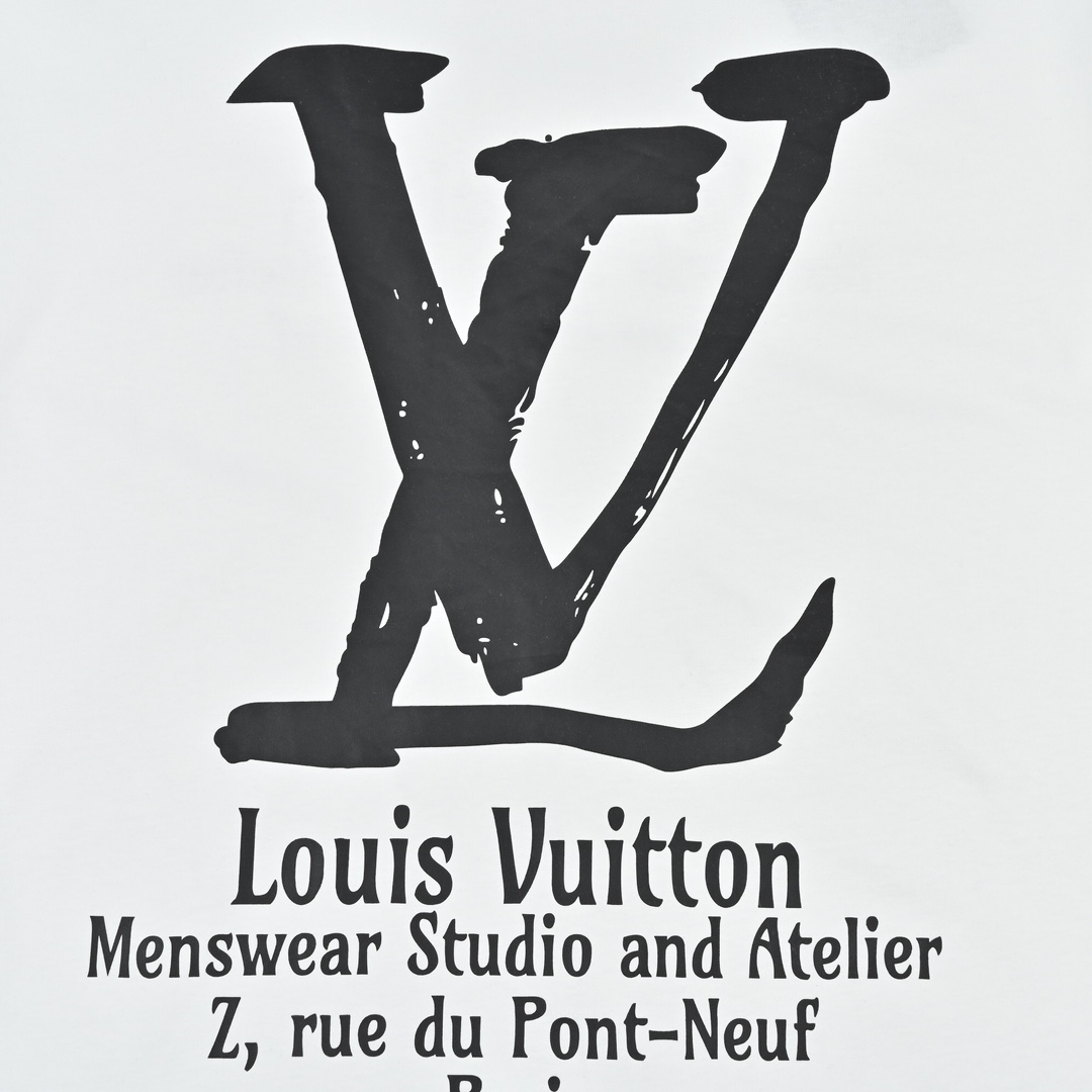 Louis Vuitton 路易威登 经典大V后背印花短袖T恤-Chinese UA Cheap High Quatity Brand Clothes Bags handbags Sneakers wholesale wholesaler seller from China Factory suppliers Fashion Clothing Shoes best Quality Beautiful Price Louis Vuitton 路易威登 经典大V后背印花短袖T恤