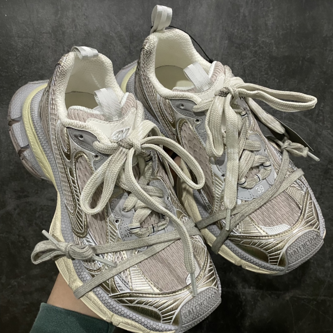 XA版本BALENCIAGA 3XL Sneakers巴黎世家十代网布系带低帮走秀复古老爹鞋 香槟色 全套原纸板楦头开发 最原汁原味的灵魂版型全鞋荧光划线卡点 胶水把控整洁度追求极致完美每一双都是工艺品 多重QC质检 超越公司货的品控标准实实在在的免检产品 原盒原配 正确字体电绣 粗细、位置、大小正确 侧边TPU 透气孔匹配意产原版 正确分离大底 TPU软底 原版一致大底LOGO 立体感十足 原厂皮料水洗做旧 采购原厂网纱 不含皮革 网布材料和聚氨酯 磨损效果 鞋头边缘和后帮 Balenciaga 徽标 鞋面和后跟凸印尺码 鞋舌 3XL 橡胶品牌标识和反光细节 鞋帮拉袢和鞋舌拉祥 配反光细节 备用鞋带在鞋履前侧 可在穿着前取下 便于不同造型搭配 正常尺码  尺码：35 36 37 38 39 40 41 42 43 44 45 46-莆田鞋批发中心