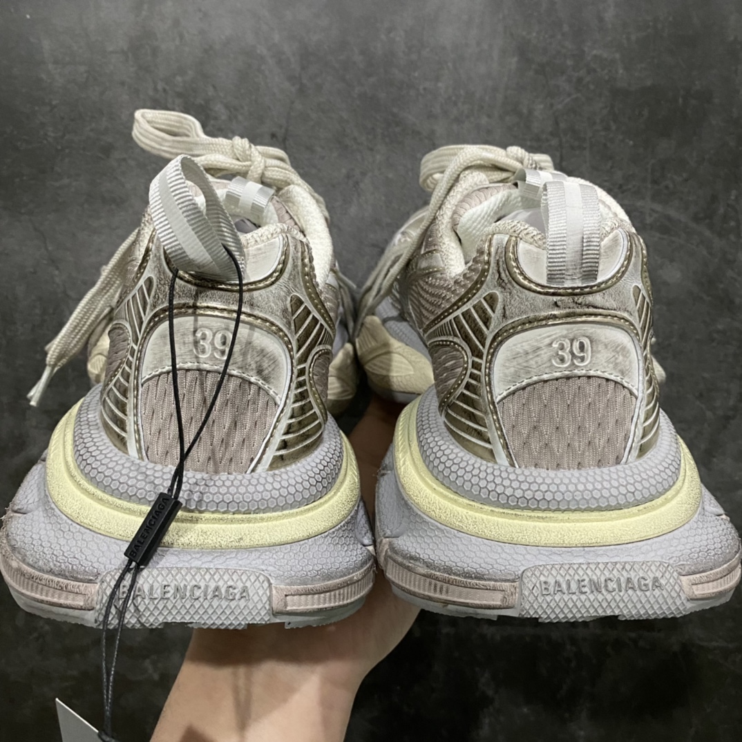 图片[2]-XA版本BALENCIAGA 3XL Sneakers巴黎世家十代网布系带低帮走秀复古老爹鞋 香槟色 全套原纸板楦头开发 最原汁原味的灵魂版型全鞋荧光划线卡点 胶水把控整洁度追求极致完美每一双都是工艺品 多重QC质检 超越公司货的品控标准实实在在的免检产品 原盒原配 正确字体电绣 粗细、位置、大小正确 侧边TPU 透气孔匹配意产原版 正确分离大底 TPU软底 原版一致大底LOGO 立体感十足 原厂皮料水洗做旧 采购原厂网纱 不含皮革 网布材料和聚氨酯 磨损效果 鞋头边缘和后帮 Balenciaga 徽标 鞋面和后跟凸印尺码 鞋舌 3XL 橡胶品牌标识和反光细节 鞋帮拉袢和鞋舌拉祥 配反光细节 备用鞋带在鞋履前侧 可在穿着前取下 便于不同造型搭配 正常尺码  尺码：35 36 37 38 39 40 41 42 43 44 45 46-莆田鞋批发中心