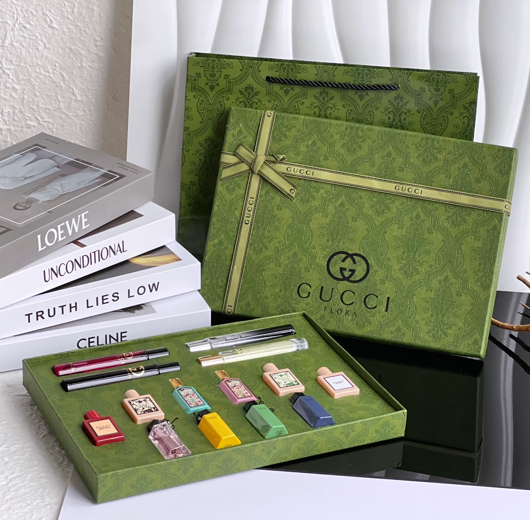 批208💰GUCCI全家福Q香礼盒
一套礼盒即可拥有古驰系列香水组合,真的那么值🤩共包含四个系列: 罪爱系列、绮梦系列、花悦系列、花之舞系列。每支香都巨好闻!不同香调在不同场合都适用!由创作总监亚力山卓•米开理设计延续了古驰绮梦系列的标志性花卉图案、古驰花悦馥意女士香水是对展现真我、自由表达精神的颂扬……每个系列都有其独特的风格。
