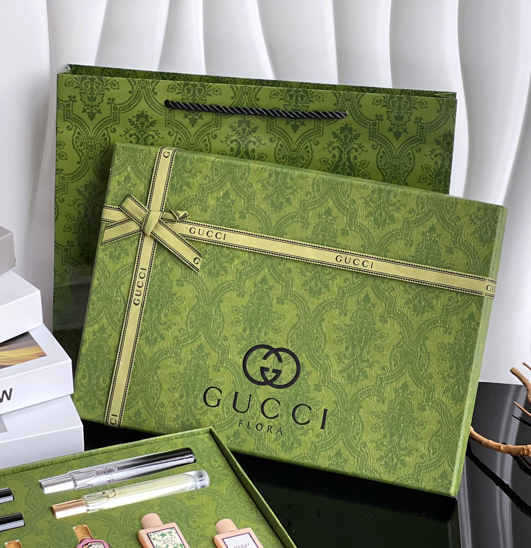 批208💰GUCCI全家福Q香礼盒
一套礼盒即可拥有古驰系列香水组合,真的那么值🤩共包含四个系列: 罪爱系列、绮梦系列、花悦系列、花之舞系列。每支香都巨好闻!不同香调在不同场合都适用!由创作总监亚力山卓•米开理设计延续了古驰绮梦系列的标志性花卉图案、古驰花悦馥意女士香水是对展现真我、自由表达精神的颂扬……每个系列都有其独特的风格。