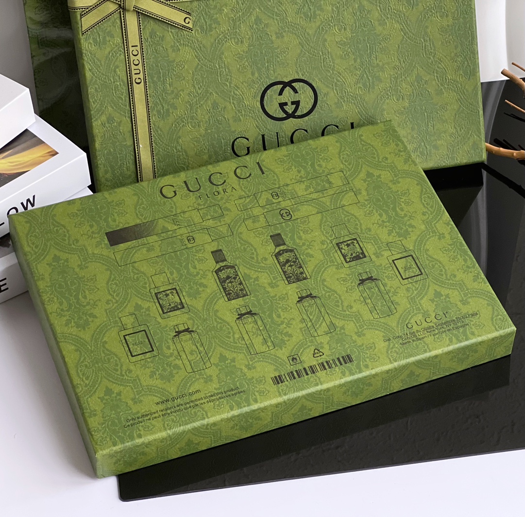 批208💰GUCCI全家福Q香礼盒
一套礼盒即可拥有古驰系列香水组合,真的那么值🤩共包含四个系列: 罪爱系列、绮梦系列、花悦系列、花之舞系列。每支香都巨好闻!不同香调在不同场合都适用!由创作总监亚力山卓•米开理设计延续了古驰绮梦系列的标志性花卉图案、古驰花悦馥意女士香水是对展现真我、自由表达精神的颂扬……每个系列都有其独特的风格。