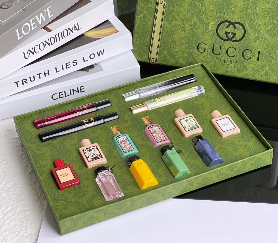 批208💰GUCCI全家福Q香礼盒
一套礼盒即可拥有古驰系列香水组合,真的那么值🤩共包含四个系列: 罪爱系列、绮梦系列、花悦系列、花之舞系列。每支香都巨好闻!不同香调在不同场合都适用!由创作总监亚力山卓•米开理设计延续了古驰绮梦系列的标志性花卉图案、古驰花悦馥意女士香水是对展现真我、自由表达精神的颂扬……每个系列都有其独特的风格。
