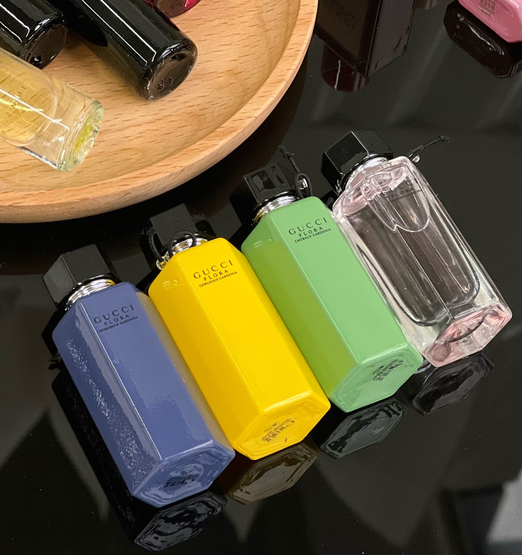 古驰“全家福”系列
🪀罪爱系列7.4ml
【此系列为滚珠款】
红罪爱、黑罪爱、竹韵、罪爱四支香,古驰(GUCCI)罪爱女士香水,是一种馥郁、温暖又撩人的东方花香调造就出的激情、性感而魅惑的香氛。女性香水所要传递的精神只有一个:永不为自己的快乐而感到有罪。
🪀绮梦系列5ml
花卉是古驰的视觉语言,也是灵魂图腾。他们最早的“花”之灵感来自意大利文艺复兴画家波提切利的名作《春》,花神带来恒久的灵感,在古驰的香氛作品中随处可以找到她撒落的那些美丽花朵:Bloom是人间的花园,炼金士花园的奇幻现实主义色彩更像是神话中的花园。
🪀花悦系列5ml
花香永远是香水永恒的主题,即便是在追求轻盈凉爽的夏天也不例外。毕竟在绿植繁茂生长、花朵盛开的时节,花香调的香水绝对可以复刻大家对春日的美好回忆。繁花系列的香水,还是GUCCI的创意总监与香水大师Alberto Morillas精心调和创作的,将众多花香的馥郁、层次搭配得刚刚好,香调一点都不甜腻、咄咄逼人。
🪀花之舞系列5ml
Flora by Gucci一如女性性感娇柔的气质,在多重元素的交错熔融之中缠绵悱恻。香氛中那经世的欣然愉悦,点滴融汇了Flora by Gucci的每一个元素,优雅的倾诉着Flora完美无瑕的内在。而渗透其中那富于现代气息的创新灵感,泛泛暗涌着青春的活力,交织着Flora的传世神话,令Gucci女性散发着浓烈的时代气息。