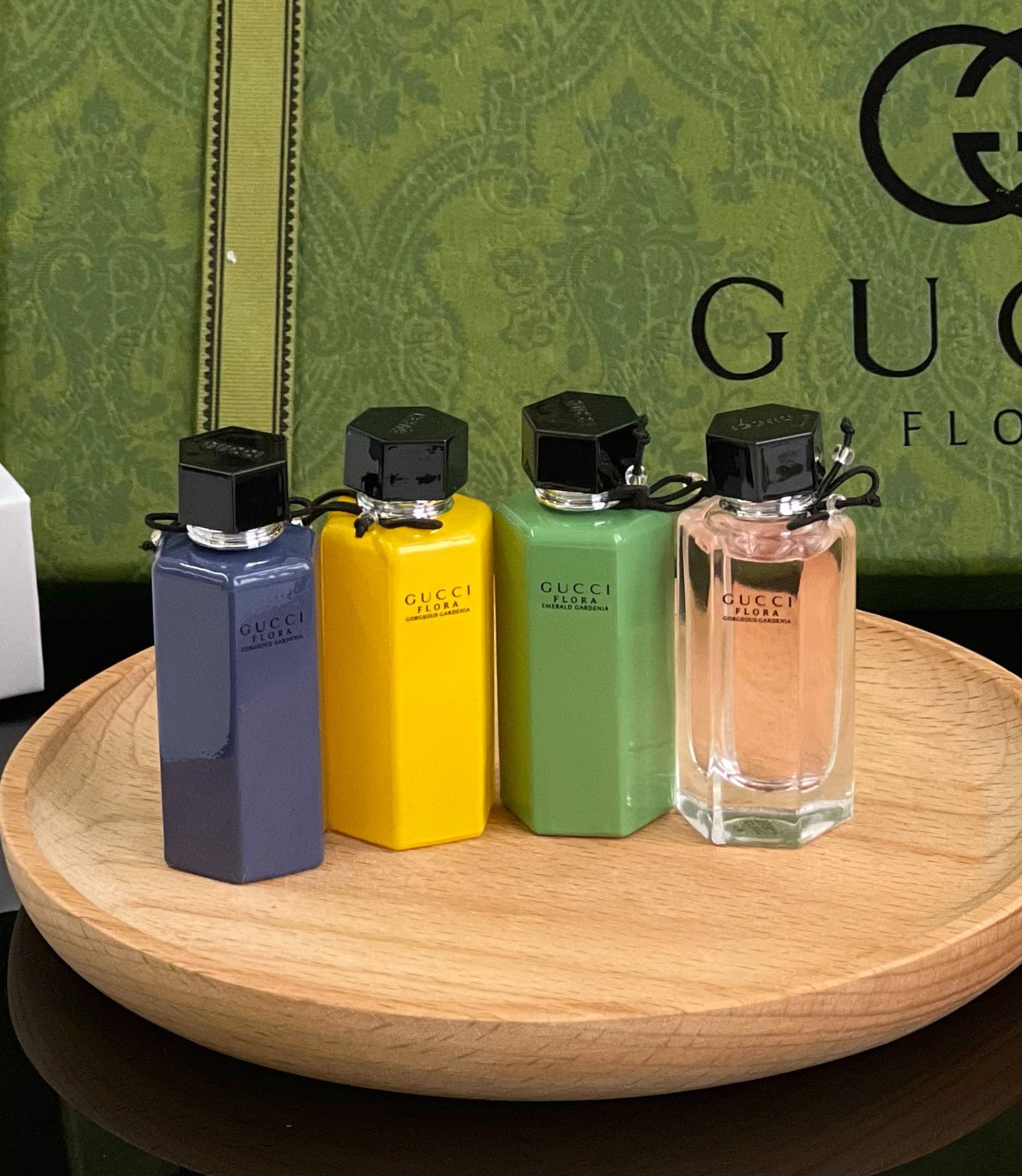 古驰“全家福”系列
🪀罪爱系列7.4ml
【此系列为滚珠款】
红罪爱、黑罪爱、竹韵、罪爱四支香,古驰(GUCCI)罪爱女士香水,是一种馥郁、温暖又撩人的东方花香调造就出的激情、性感而魅惑的香氛。女性香水所要传递的精神只有一个:永不为自己的快乐而感到有罪。
🪀绮梦系列5ml
花卉是古驰的视觉语言,也是灵魂图腾。他们最早的“花”之灵感来自意大利文艺复兴画家波提切利的名作《春》,花神带来恒久的灵感,在古驰的香氛作品中随处可以找到她撒落的那些美丽花朵:Bloom是人间的花园,炼金士花园的奇幻现实主义色彩更像是神话中的花园。
🪀花悦系列5ml
花香永远是香水永恒的主题,即便是在追求轻盈凉爽的夏天也不例外。毕竟在绿植繁茂生长、花朵盛开的时节,花香调的香水绝对可以复刻大家对春日的美好回忆。繁花系列的香水,还是GUCCI的创意总监与香水大师Alberto Morillas精心调和创作的,将众多花香的馥郁、层次搭配得刚刚好,香调一点都不甜腻、咄咄逼人。
🪀花之舞系列5ml
Flora by Gucci一如女性性感娇柔的气质,在多重元素的交错熔融之中缠绵悱恻。香氛中那经世的欣然愉悦,点滴融汇了Flora by Gucci的每一个元素,优雅的倾诉着Flora完美无瑕的内在。而渗透其中那富于现代气息的创新灵感,泛泛暗涌着青春的活力,交织着Flora的传世神话,令Gucci女性散发着浓烈的时代气息。