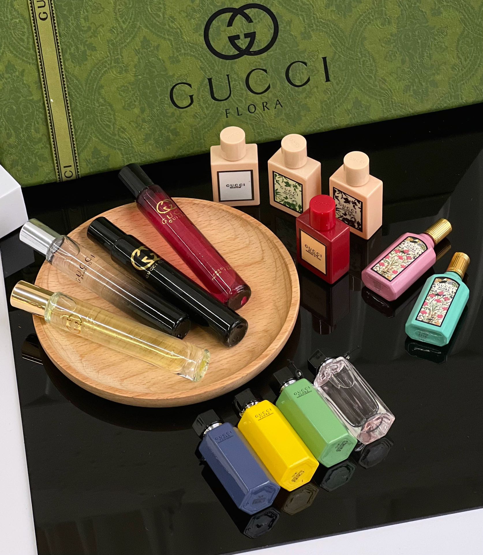 古驰“全家福”系列
🪀罪爱系列7.4ml
【此系列为滚珠款】
红罪爱、黑罪爱、竹韵、罪爱四支香,古驰(GUCCI)罪爱女士香水,是一种馥郁、温暖又撩人的东方花香调造就出的激情、性感而魅惑的香氛。女性香水所要传递的精神只有一个:永不为自己的快乐而感到有罪。
🪀绮梦系列5ml
花卉是古驰的视觉语言,也是灵魂图腾。他们最早的“花”之灵感来自意大利文艺复兴画家波提切利的名作《春》,花神带来恒久的灵感,在古驰的香氛作品中随处可以找到她撒落的那些美丽花朵:Bloom是人间的花园,炼金士花园的奇幻现实主义色彩更像是神话中的花园。
🪀花悦系列5ml
花香永远是香水永恒的主题,即便是在追求轻盈凉爽的夏天也不例外。毕竟在绿植繁茂生长、花朵盛开的时节,花香调的香水绝对可以复刻大家对春日的美好回忆。繁花系列的香水,还是GUCCI的创意总监与香水大师Alberto Morillas精心调和创作的,将众多花香的馥郁、层次搭配得刚刚好,香调一点都不甜腻、咄咄逼人。
🪀花之舞系列5ml
Flora by Gucci一如女性性感娇柔的气质,在多重元素的交错熔融之中缠绵悱恻。香氛中那经世的欣然愉悦,点滴融汇了Flora by Gucci的每一个元素,优雅的倾诉着Flora完美无瑕的内在。而渗透其中那富于现代气息的创新灵感,泛泛暗涌着青春的活力,交织着Flora的传世神话,令Gucci女性散发着浓烈的时代气息。