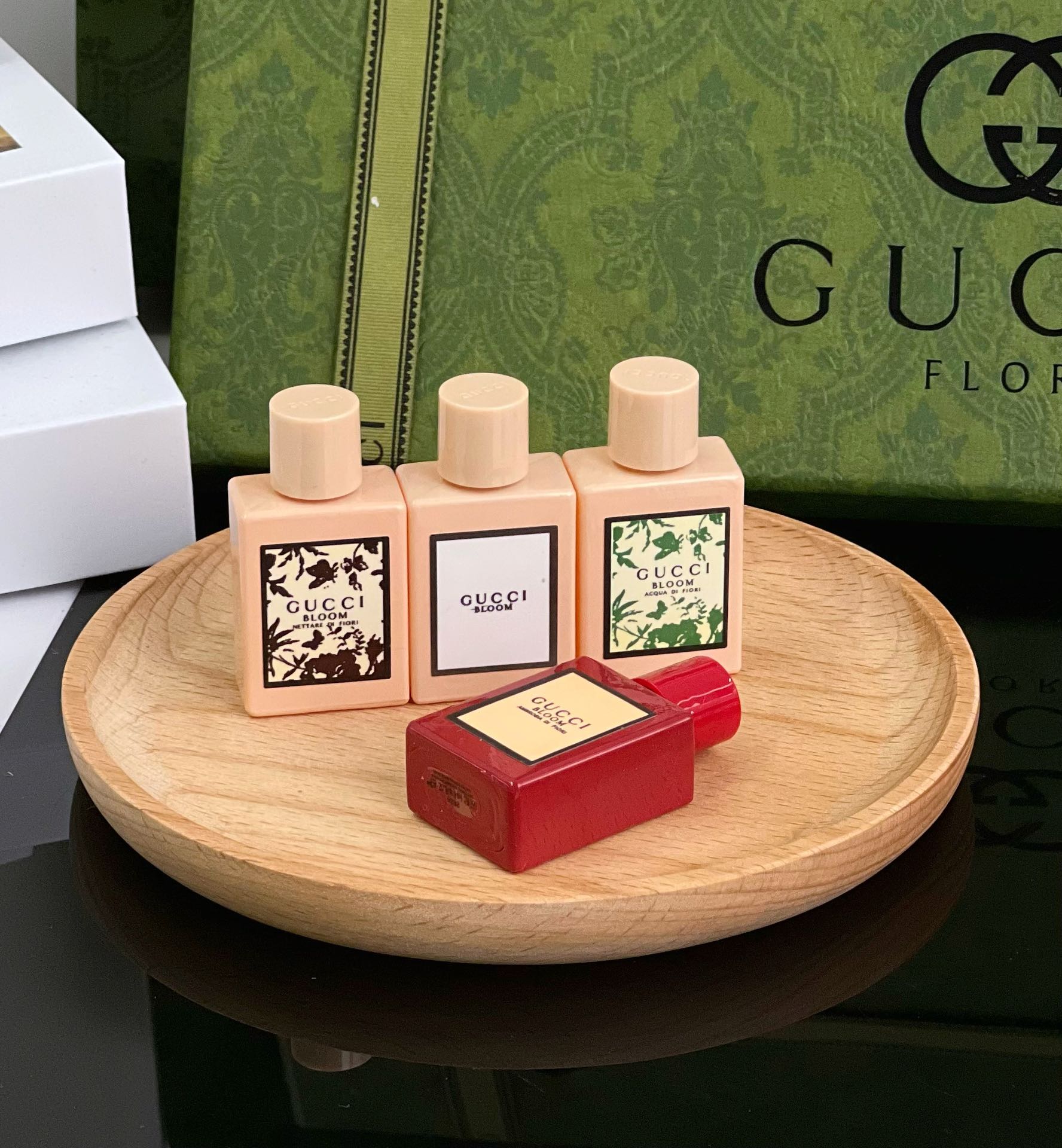 古驰“全家福”系列
🪀罪爱系列7.4ml
【此系列为滚珠款】
红罪爱、黑罪爱、竹韵、罪爱四支香,古驰(GUCCI)罪爱女士香水,是一种馥郁、温暖又撩人的东方花香调造就出的激情、性感而魅惑的香氛。女性香水所要传递的精神只有一个:永不为自己的快乐而感到有罪。
🪀绮梦系列5ml
花卉是古驰的视觉语言,也是灵魂图腾。他们最早的“花”之灵感来自意大利文艺复兴画家波提切利的名作《春》,花神带来恒久的灵感,在古驰的香氛作品中随处可以找到她撒落的那些美丽花朵:Bloom是人间的花园,炼金士花园的奇幻现实主义色彩更像是神话中的花园。
🪀花悦系列5ml
花香永远是香水永恒的主题,即便是在追求轻盈凉爽的夏天也不例外。毕竟在绿植繁茂生长、花朵盛开的时节,花香调的香水绝对可以复刻大家对春日的美好回忆。繁花系列的香水,还是GUCCI的创意总监与香水大师Alberto Morillas精心调和创作的,将众多花香的馥郁、层次搭配得刚刚好,香调一点都不甜腻、咄咄逼人。
🪀花之舞系列5ml
Flora by Gucci一如女性性感娇柔的气质,在多重元素的交错熔融之中缠绵悱恻。香氛中那经世的欣然愉悦,点滴融汇了Flora by Gucci的每一个元素,优雅的倾诉着Flora完美无瑕的内在。而渗透其中那富于现代气息的创新灵感,泛泛暗涌着青春的活力,交织着Flora的传世神话,令Gucci女性散发着浓烈的时代气息。