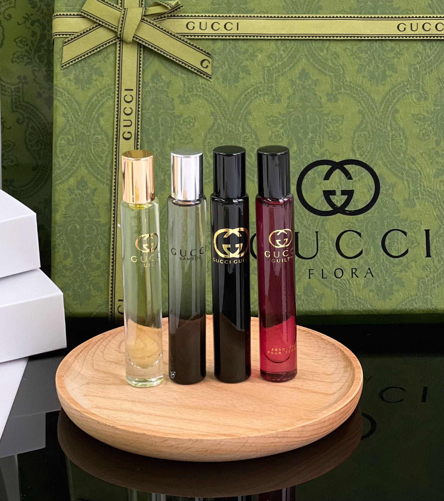 古驰“全家福”系列
🪀罪爱系列7.4ml
【此系列为滚珠款】
红罪爱、黑罪爱、竹韵、罪爱四支香,古驰(GUCCI)罪爱女士香水,是一种馥郁、温暖又撩人的东方花香调造就出的激情、性感而魅惑的香氛。女性香水所要传递的精神只有一个:永不为自己的快乐而感到有罪。
🪀绮梦系列5ml
花卉是古驰的视觉语言,也是灵魂图腾。他们最早的“花”之灵感来自意大利文艺复兴画家波提切利的名作《春》,花神带来恒久的灵感,在古驰的香氛作品中随处可以找到她撒落的那些美丽花朵:Bloom是人间的花园,炼金士花园的奇幻现实主义色彩更像是神话中的花园。
🪀花悦系列5ml
花香永远是香水永恒的主题,即便是在追求轻盈凉爽的夏天也不例外。毕竟在绿植繁茂生长、花朵盛开的时节,花香调的香水绝对可以复刻大家对春日的美好回忆。繁花系列的香水,还是GUCCI的创意总监与香水大师Alberto Morillas精心调和创作的,将众多花香的馥郁、层次搭配得刚刚好,香调一点都不甜腻、咄咄逼人。
🪀花之舞系列5ml
Flora by Gucci一如女性性感娇柔的气质,在多重元素的交错熔融之中缠绵悱恻。香氛中那经世的欣然愉悦,点滴融汇了Flora by Gucci的每一个元素,优雅的倾诉着Flora完美无瑕的内在。而渗透其中那富于现代气息的创新灵感,泛泛暗涌着青春的活力,交织着Flora的传世神话,令Gucci女性散发着浓烈的时代气息。
