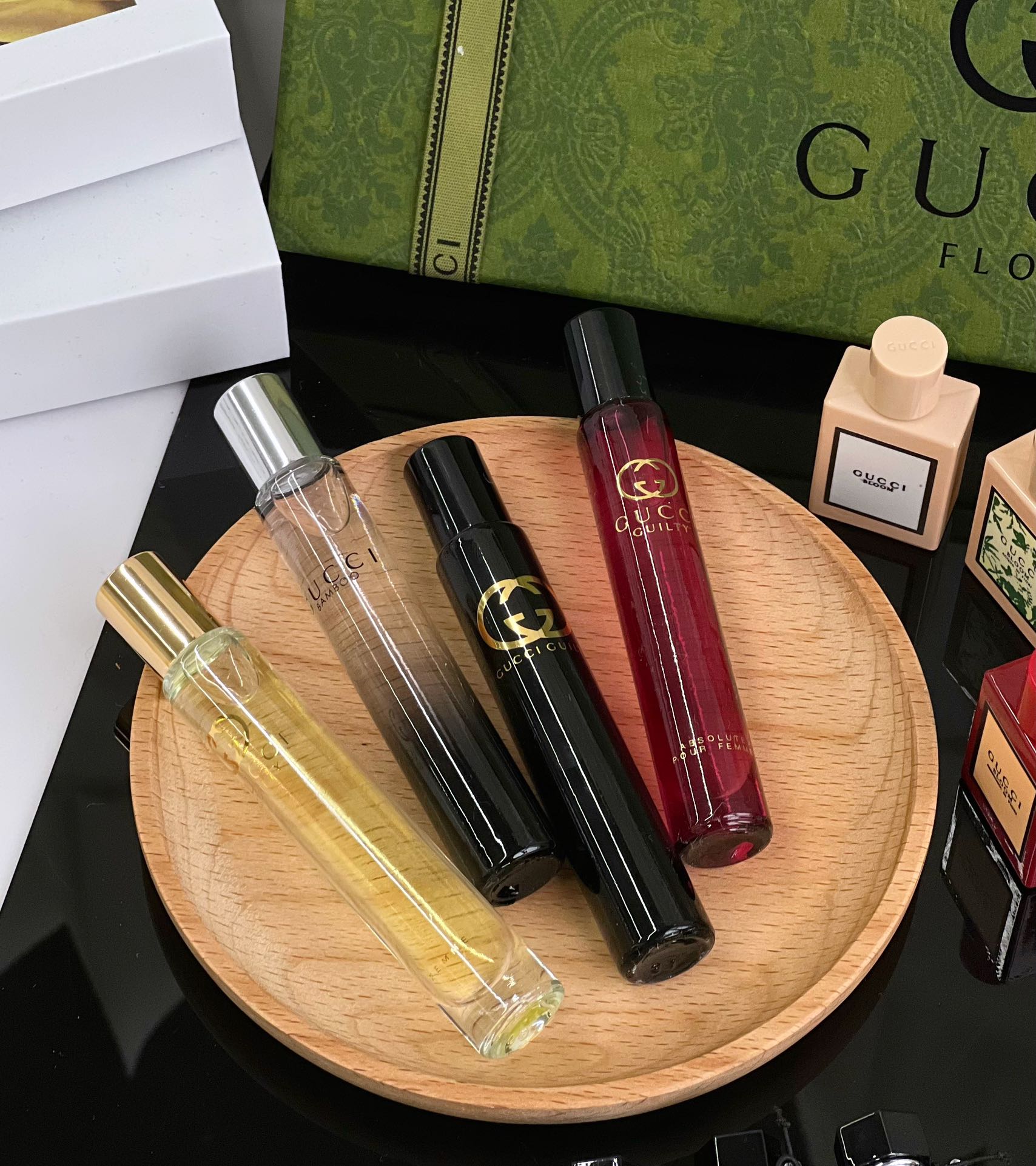 古驰“全家福”系列
🪀罪爱系列7.4ml
【此系列为滚珠款】
红罪爱、黑罪爱、竹韵、罪爱四支香,古驰(GUCCI)罪爱女士香水,是一种馥郁、温暖又撩人的东方花香调造就出的激情、性感而魅惑的香氛。女性香水所要传递的精神只有一个:永不为自己的快乐而感到有罪。
🪀绮梦系列5ml
花卉是古驰的视觉语言,也是灵魂图腾。他们最早的“花”之灵感来自意大利文艺复兴画家波提切利的名作《春》,花神带来恒久的灵感,在古驰的香氛作品中随处可以找到她撒落的那些美丽花朵:Bloom是人间的花园,炼金士花园的奇幻现实主义色彩更像是神话中的花园。
🪀花悦系列5ml
花香永远是香水永恒的主题,即便是在追求轻盈凉爽的夏天也不例外。毕竟在绿植繁茂生长、花朵盛开的时节,花香调的香水绝对可以复刻大家对春日的美好回忆。繁花系列的香水,还是GUCCI的创意总监与香水大师Alberto Morillas精心调和创作的,将众多花香的馥郁、层次搭配得刚刚好,香调一点都不甜腻、咄咄逼人。
🪀花之舞系列5ml
Flora by Gucci一如女性性感娇柔的气质,在多重元素的交错熔融之中缠绵悱恻。香氛中那经世的欣然愉悦,点滴融汇了Flora by Gucci的每一个元素,优雅的倾诉着Flora完美无瑕的内在。而渗透其中那富于现代气息的创新灵感,泛泛暗涌着青春的活力,交织着Flora的传世神话,令Gucci女性散发着浓烈的时代气息。