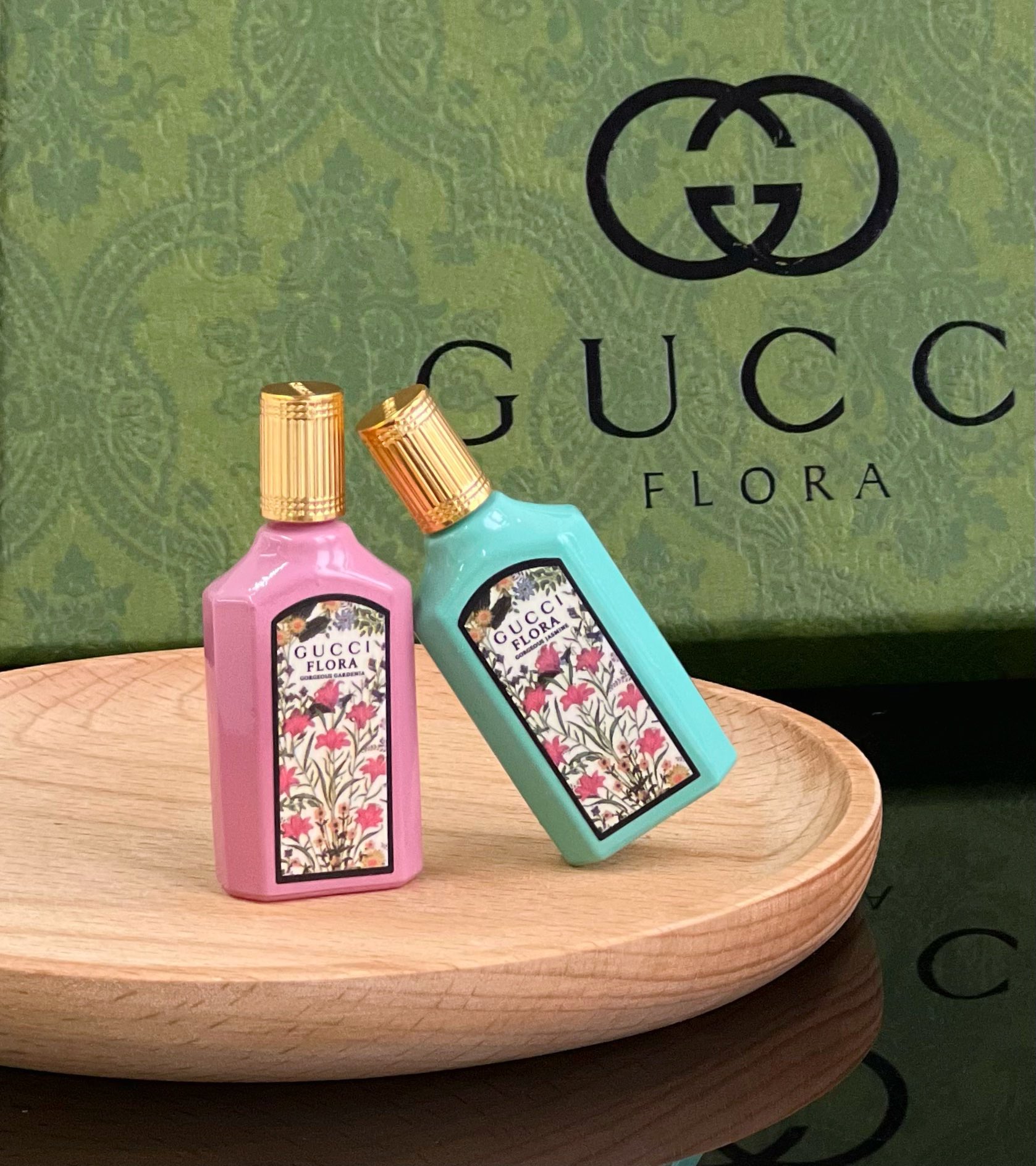 古驰“全家福”系列
🪀罪爱系列7.4ml
【此系列为滚珠款】
红罪爱、黑罪爱、竹韵、罪爱四支香,古驰(GUCCI)罪爱女士香水,是一种馥郁、温暖又撩人的东方花香调造就出的激情、性感而魅惑的香氛。女性香水所要传递的精神只有一个:永不为自己的快乐而感到有罪。
🪀绮梦系列5ml
花卉是古驰的视觉语言,也是灵魂图腾。他们最早的“花”之灵感来自意大利文艺复兴画家波提切利的名作《春》,花神带来恒久的灵感,在古驰的香氛作品中随处可以找到她撒落的那些美丽花朵:Bloom是人间的花园,炼金士花园的奇幻现实主义色彩更像是神话中的花园。
🪀花悦系列5ml
花香永远是香水永恒的主题,即便是在追求轻盈凉爽的夏天也不例外。毕竟在绿植繁茂生长、花朵盛开的时节,花香调的香水绝对可以复刻大家对春日的美好回忆。繁花系列的香水,还是GUCCI的创意总监与香水大师Alberto Morillas精心调和创作的,将众多花香的馥郁、层次搭配得刚刚好,香调一点都不甜腻、咄咄逼人。
🪀花之舞系列5ml
Flora by Gucci一如女性性感娇柔的气质,在多重元素的交错熔融之中缠绵悱恻。香氛中那经世的欣然愉悦,点滴融汇了Flora by Gucci的每一个元素,优雅的倾诉着Flora完美无瑕的内在。而渗透其中那富于现代气息的创新灵感,泛泛暗涌着青春的活力,交织着Flora的传世神话,令Gucci女性散发着浓烈的时代气息。