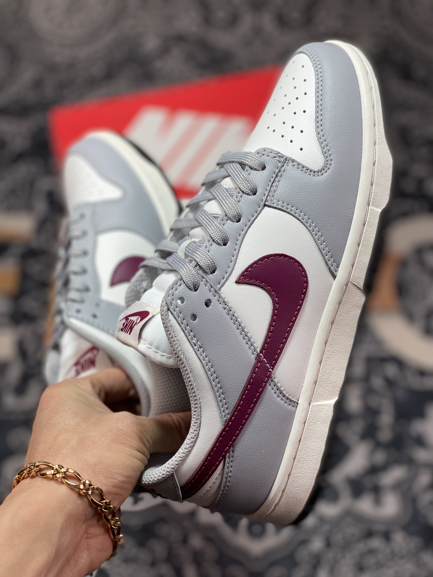 280 Nike Wmns SB Dunk Low”Grey/White/Red”扣篮系列板鞋“白灰红”DD1503-122
