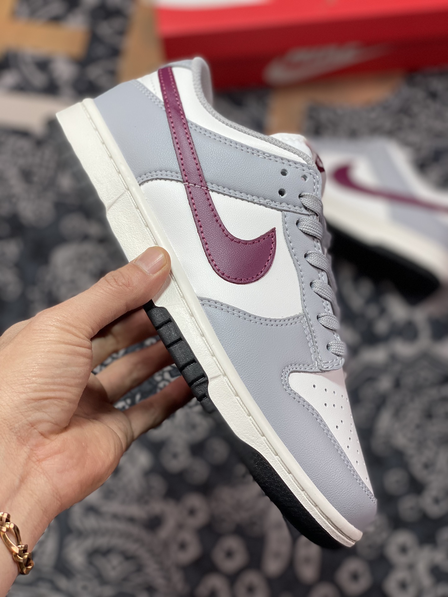 280 Nike Wmns SB Dunk Low”Grey/White/Red”扣篮系列板鞋“白灰红”DD1503-122
