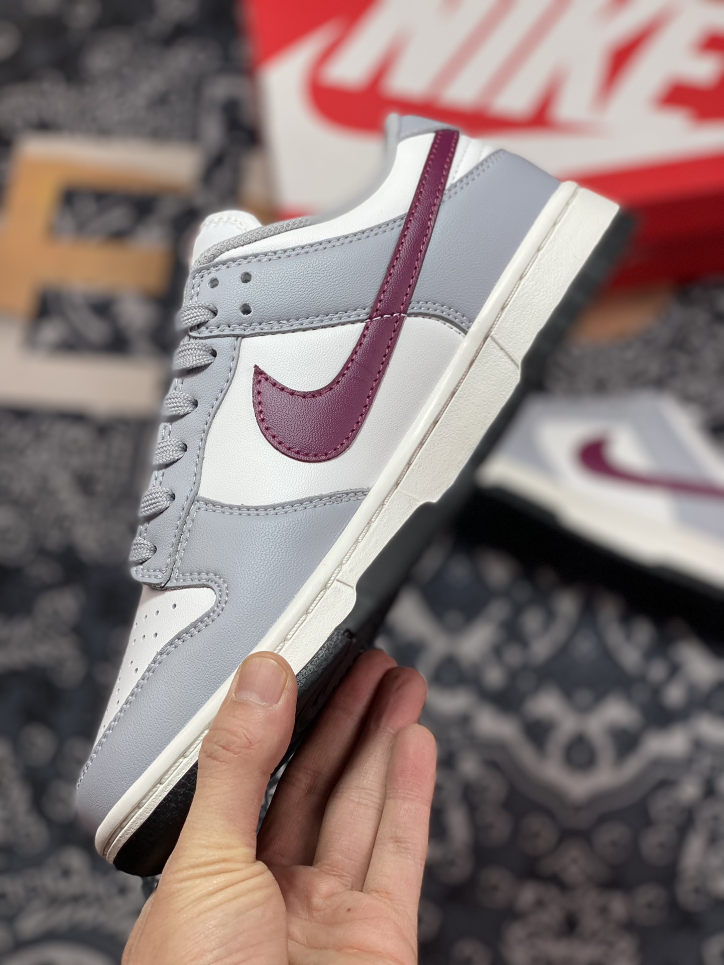280 Nike Wmns SB Dunk Low”Grey/White/Red”扣篮系列板鞋“白灰红”DD1503-122