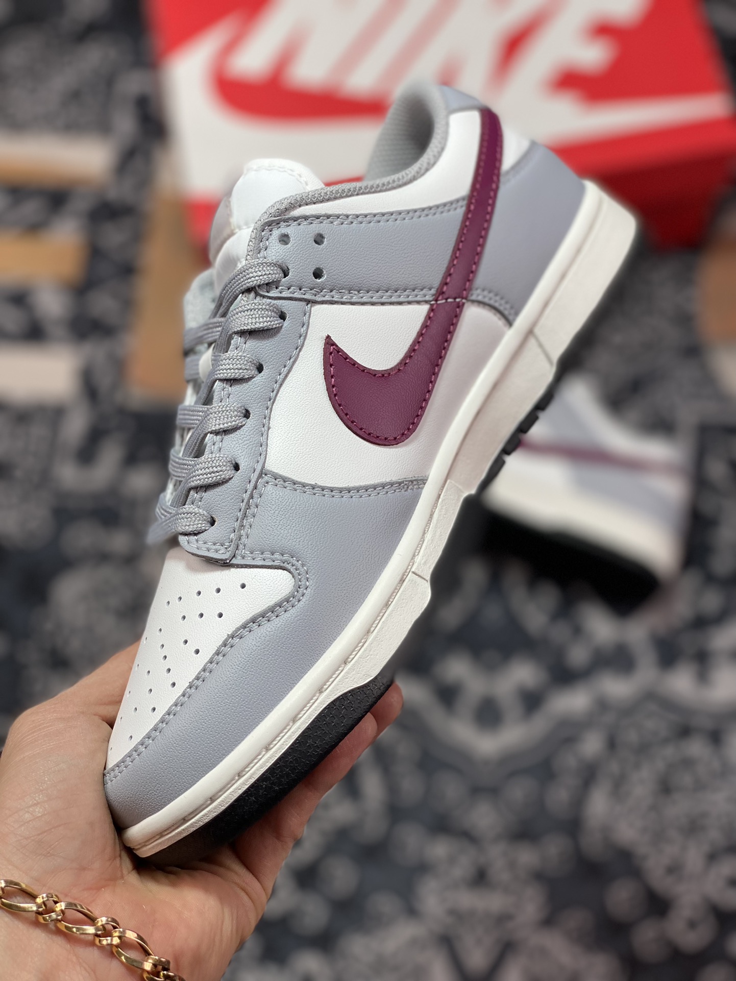 280 Nike Wmns SB Dunk Low”Grey/White/Red”扣篮系列板鞋“白灰红”DD1503-122