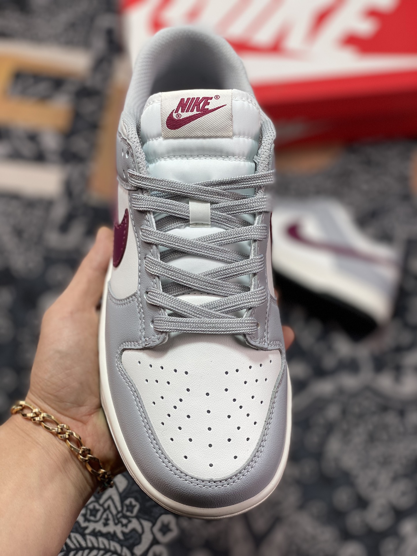280 Nike Wmns SB Dunk Low”Grey/White/Red”扣篮系列板鞋“白灰红”DD1503-122