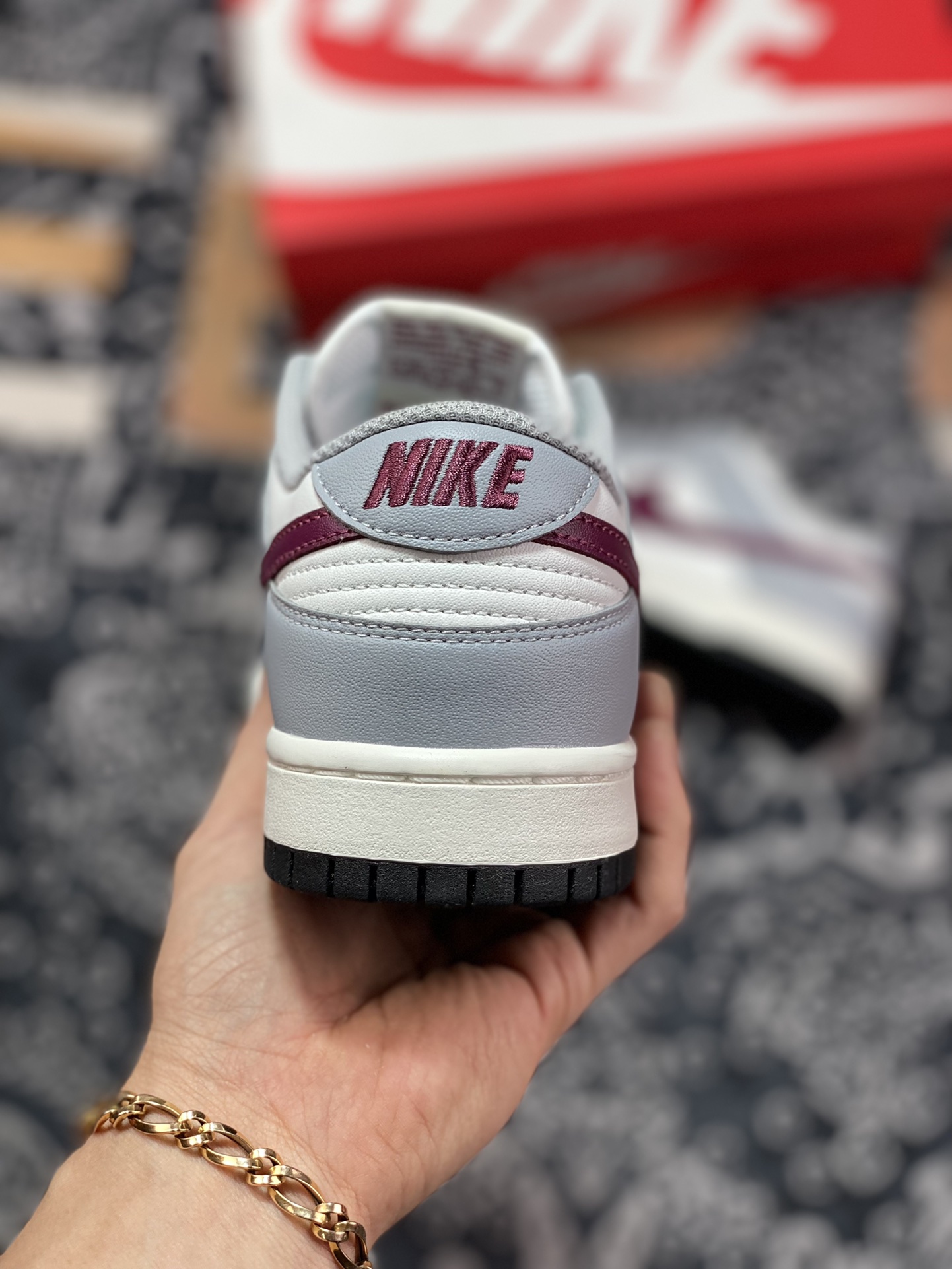 280 Nike Wmns SB Dunk Low”Grey/White/Red”扣篮系列板鞋“白灰红”DD1503-122
