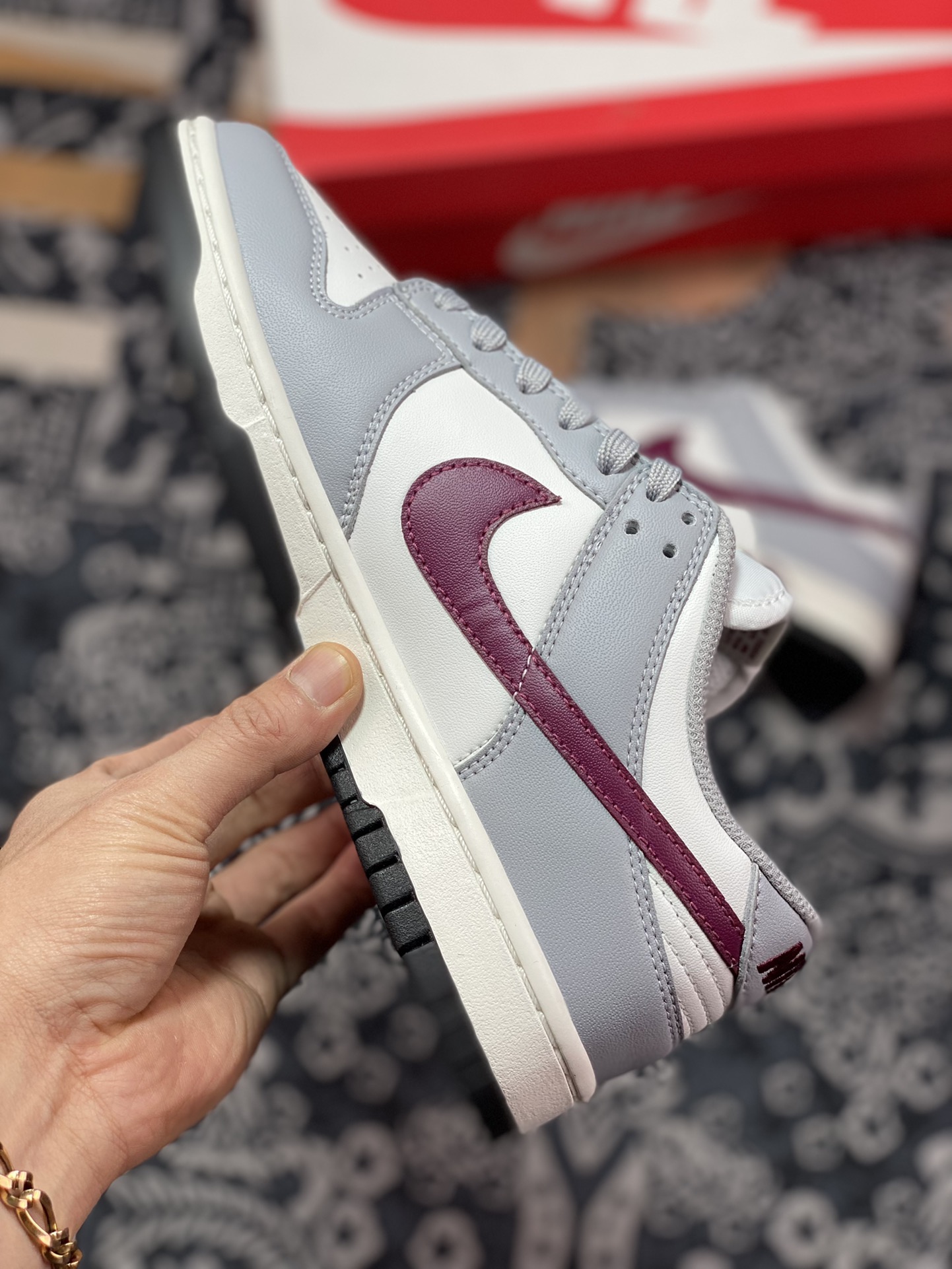 280 Nike Wmns SB Dunk Low”Grey/White/Red”扣篮系列板鞋“白灰红”DD1503-122
