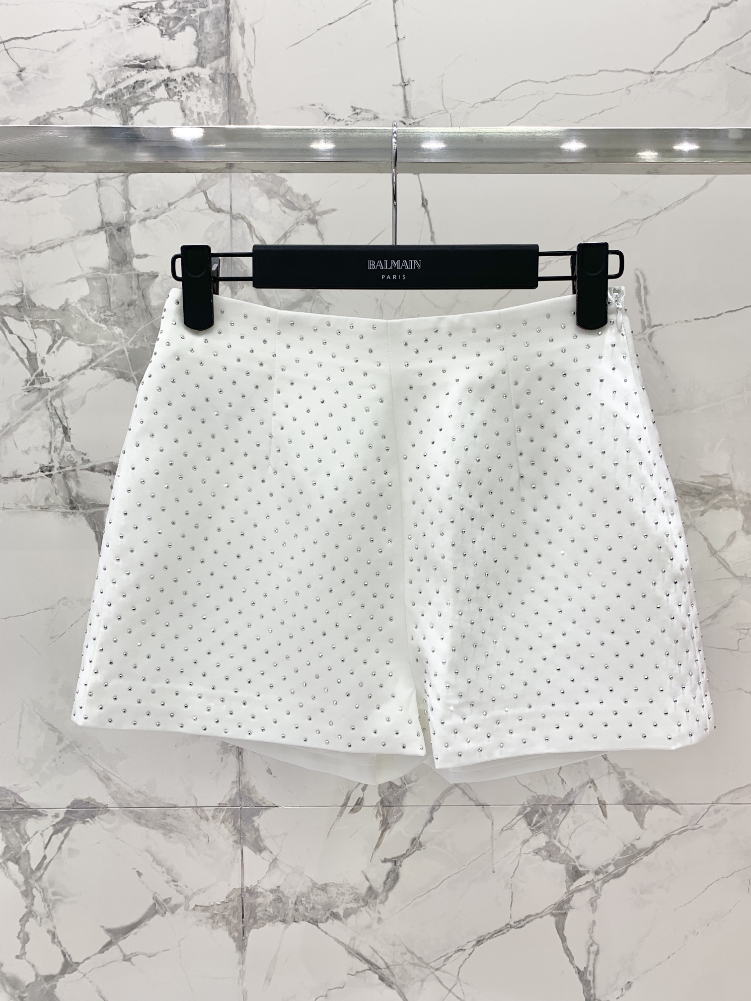 NO:825817,*Balmain acetate satin hot-drilled shorts, advanced customization series, all cut pieces are hot-dried. The whole piece is imported with diamonds. Super invincible Blingbling~ And it is not heavy. The whole piece is lightweight. The fabric is not thick~ The upper body is very elegant and high-end. Super heavy. Accepting orders. Exclusive first release. Color: Elegant black, sky blue, turquoise green, temperamental white, stylish orange. Size SML, Balmain-clothing, balmain, shorts,19860909* 巴尔曼醋酸缎烫钻短裤 高级定制系列 ,全部裁片烫钻 .整件进口钻 超级无敌Blingbling～ 而且不重 全件轻便 面料非厚款～ 上身非常大气高级  超级重接受订单 独家首发 颜色 优雅黑 天空蓝 松石绿 气质白 洋气桔 码数SML,巴尔曼-服装,balmain,shorts,,Women's clothing