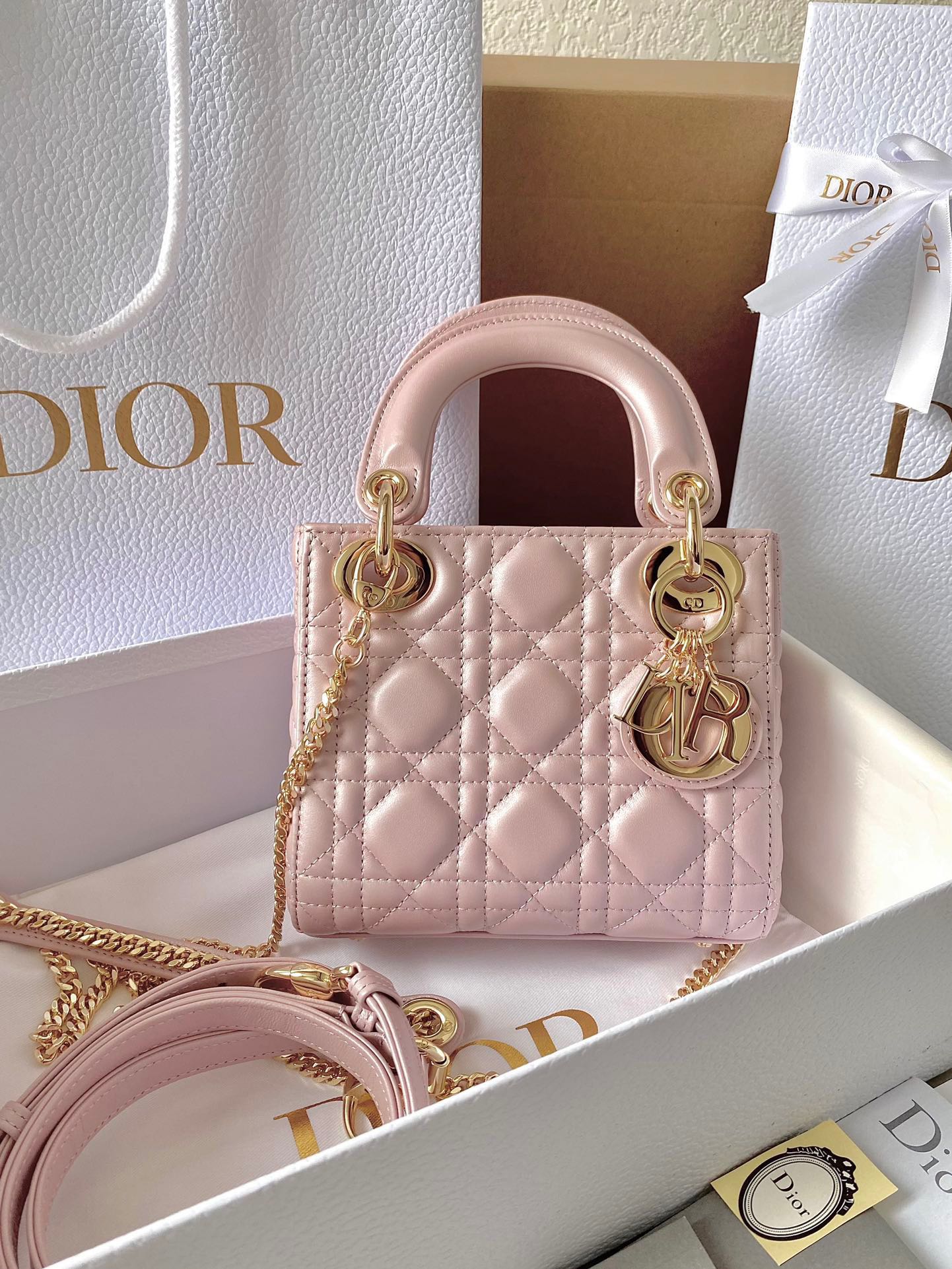 迪奥Dior顶级进口原厂羊皮三格珠光粉羊金扣戴妃包在经典款中必有珠光系列的一席之地微微泛着的珠光简直太太