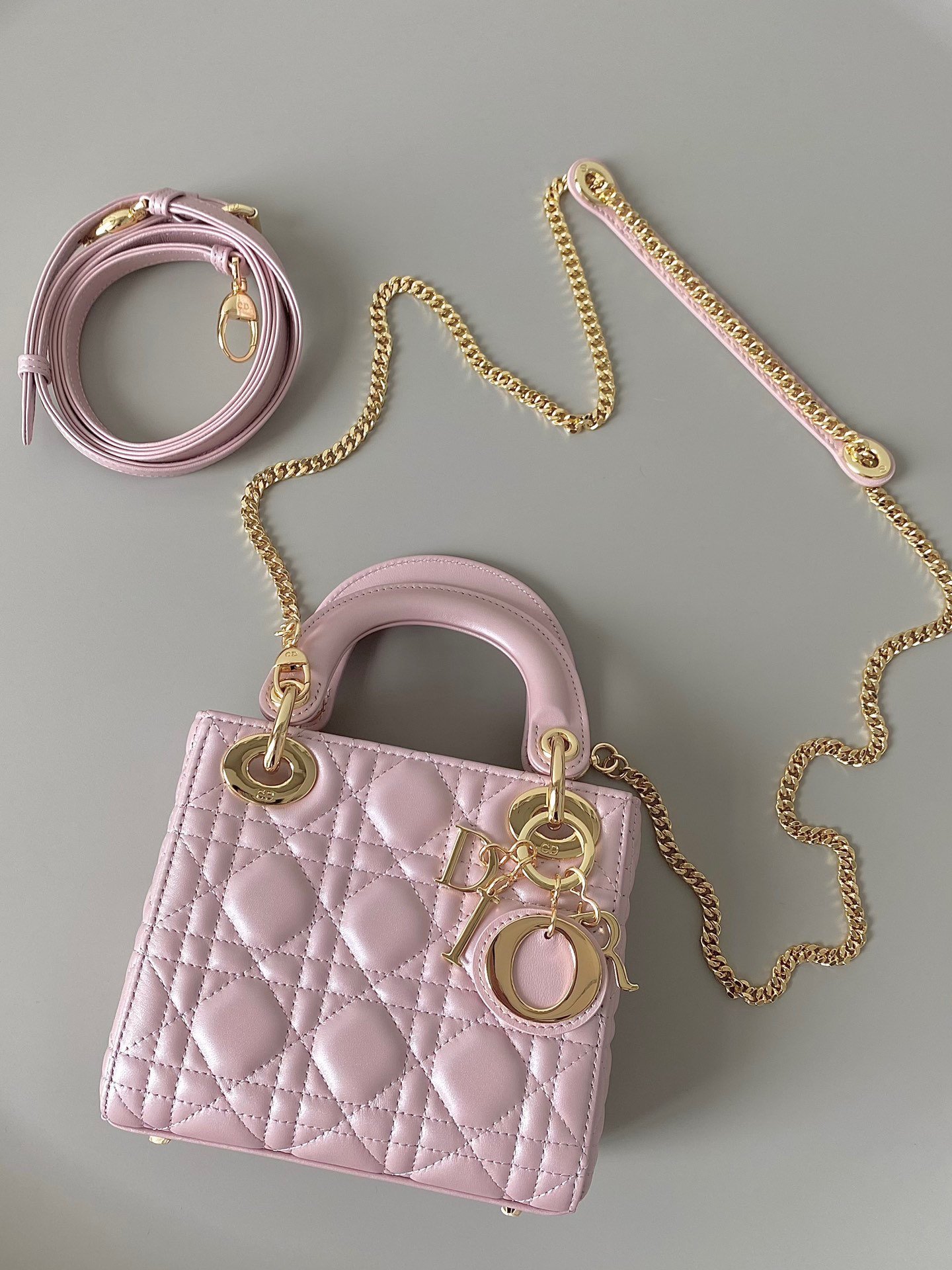 迪奥Dior顶级进口原厂羊皮三格珠光粉羊金扣戴妃包在经典款中必有珠光系列的一席之地微微泛着的珠光简直太太