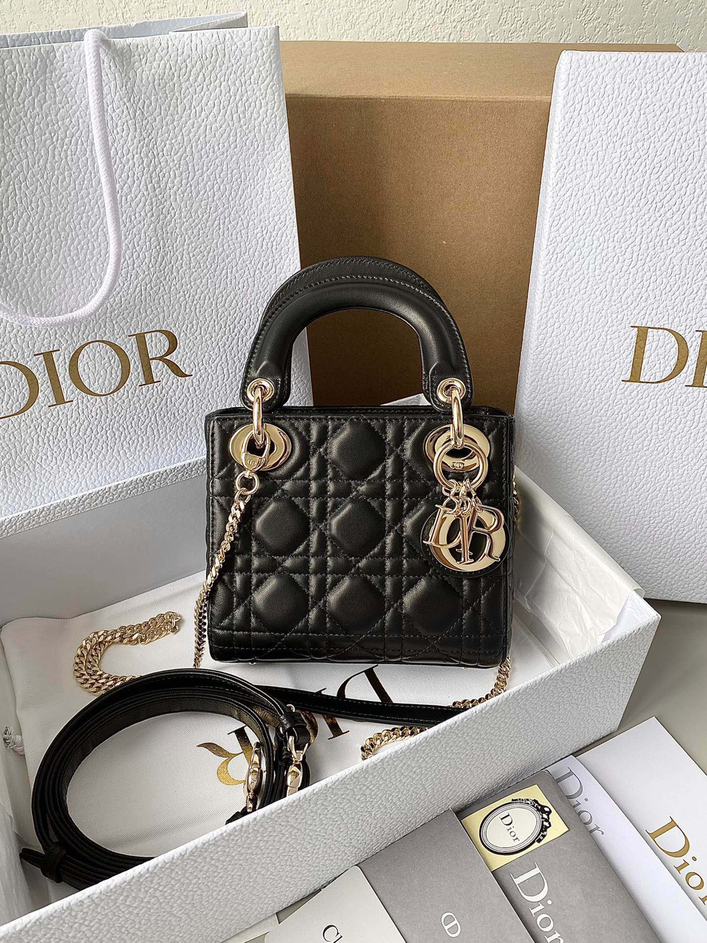 迪奥Dior顶级进口原厂羊皮三格黑色羊金扣戴妃包女生必须要拥有的一只经典款一年四季爆卖老客每天都在补单细