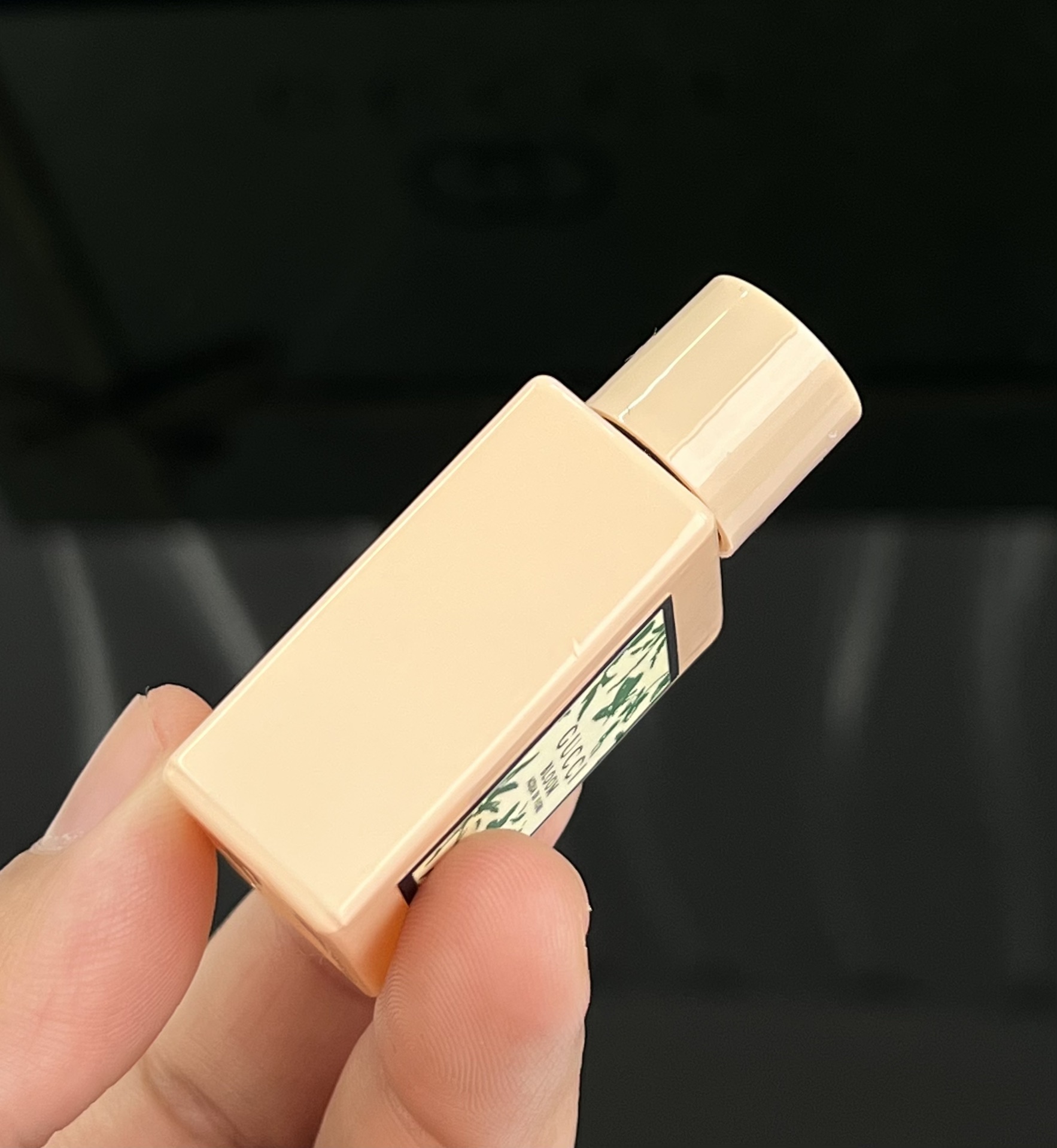 🌸花悦系列
规格:5ml*4
🌸花悅绽放
最经典的一款,自然、元气、少女感、展现女性真实、活力和多面的性格。仿佛鲜花繁茂的花园中浓郁的香气,旨在如花一般绽放光彩。
🌸 绿意繁花
气息中带着新生嫩芽捻出汁水的清新感,带着甜甜的奶味,营造出清凉舒爽的感觉,花香弥漫包裹着绿意,像极了炎炎夏日里,白白净净的高马尾白丁女生,清秀明媚。
🌸 蜜意繁花
木香、生姜和玫瑰前调的感性融合,散发柔和神秘气息整体味道稍厚重,留香持久 沁出小女人的妩媚与风情。
🌸 馥意繁花
既可以是婉约又大气的美丽女人,又可以是带着些少女可爱的半熟女人香,清新甜美带着淡淡的奶味,魅惑却不带一丝的攻击性。