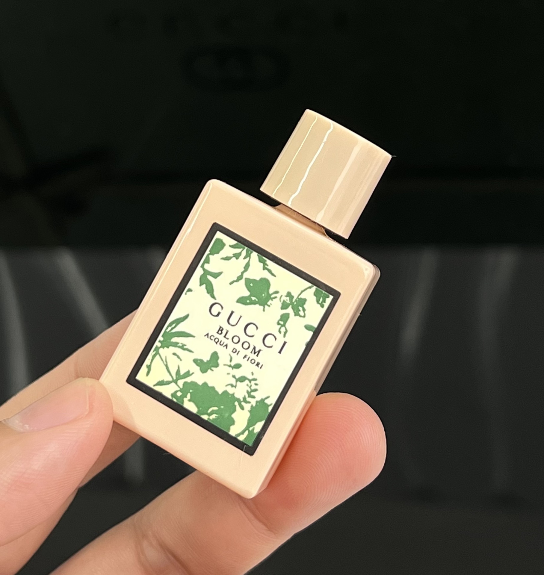 🌸花悦系列
规格:5ml*4
🌸花悅绽放
最经典的一款,自然、元气、少女感、展现女性真实、活力和多面的性格。仿佛鲜花繁茂的花园中浓郁的香气,旨在如花一般绽放光彩。
🌸 绿意繁花
气息中带着新生嫩芽捻出汁水的清新感,带着甜甜的奶味,营造出清凉舒爽的感觉,花香弥漫包裹着绿意,像极了炎炎夏日里,白白净净的高马尾白丁女生,清秀明媚。
🌸 蜜意繁花
木香、生姜和玫瑰前调的感性融合,散发柔和神秘气息整体味道稍厚重,留香持久 沁出小女人的妩媚与风情。
🌸 馥意繁花
既可以是婉约又大气的美丽女人,又可以是带着些少女可爱的半熟女人香,清新甜美带着淡淡的奶味,魅惑却不带一丝的攻击性。