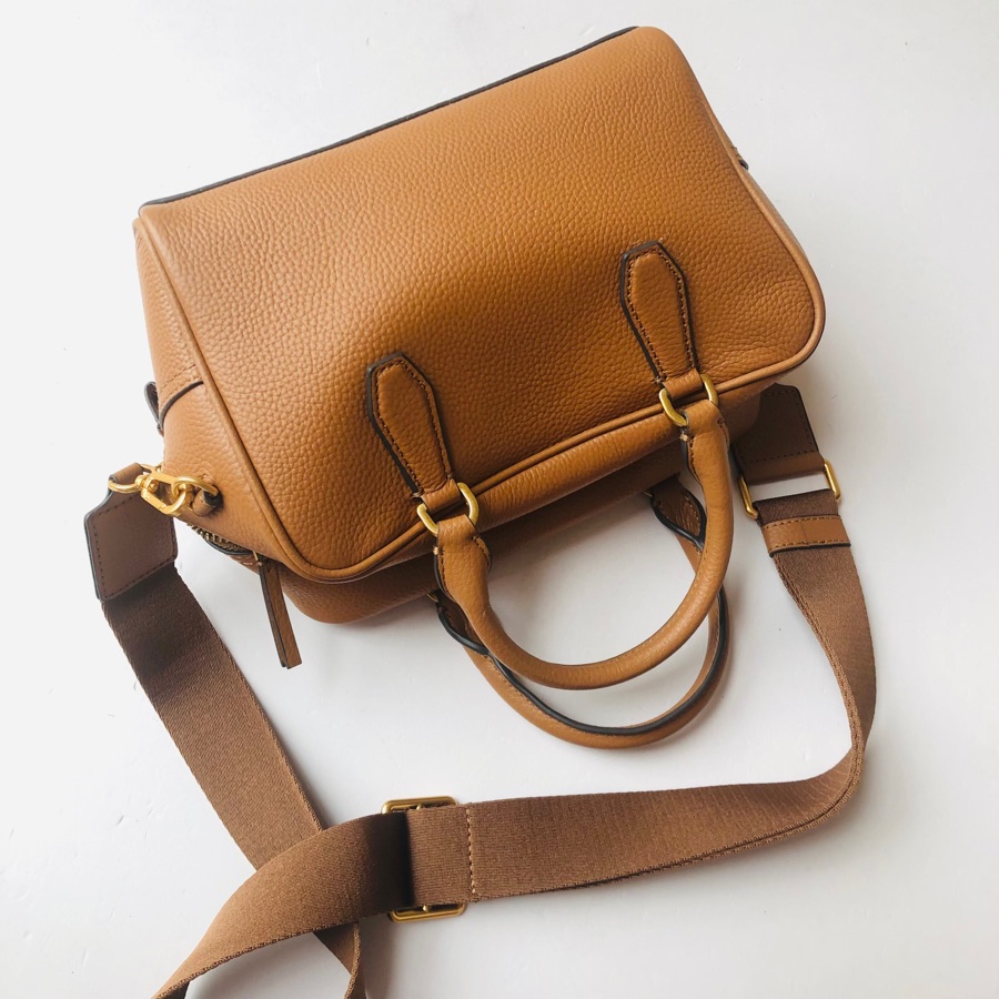 Tory Burch Tory Burch 2023新款Blake枕头包 荔枝纹牛皮 耐磨 容量大 肩带可调节