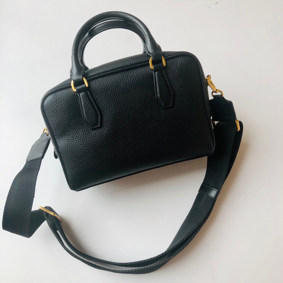 Tory Burch Tory Burch 2023新款Blake枕头包 荔枝纹牛皮 耐磨 容量大 肩带可调节
