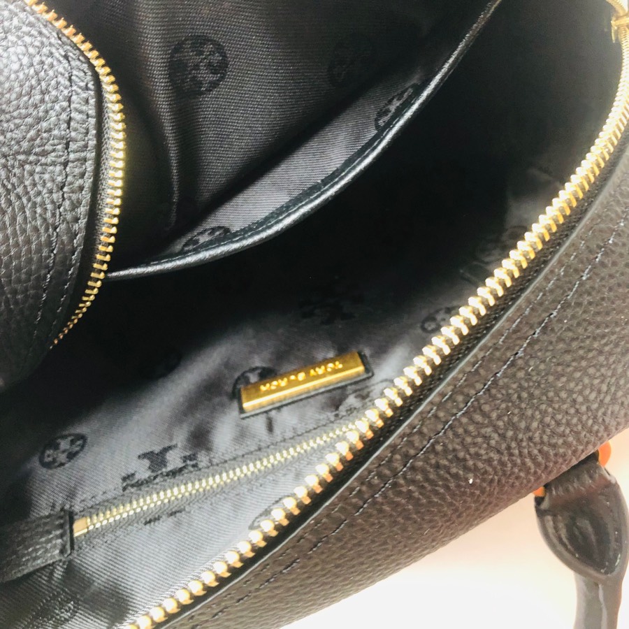 Tory Burch Tory Burch 2023新款Blake枕头包 荔枝纹牛皮 耐磨 容量大 肩带可调节
