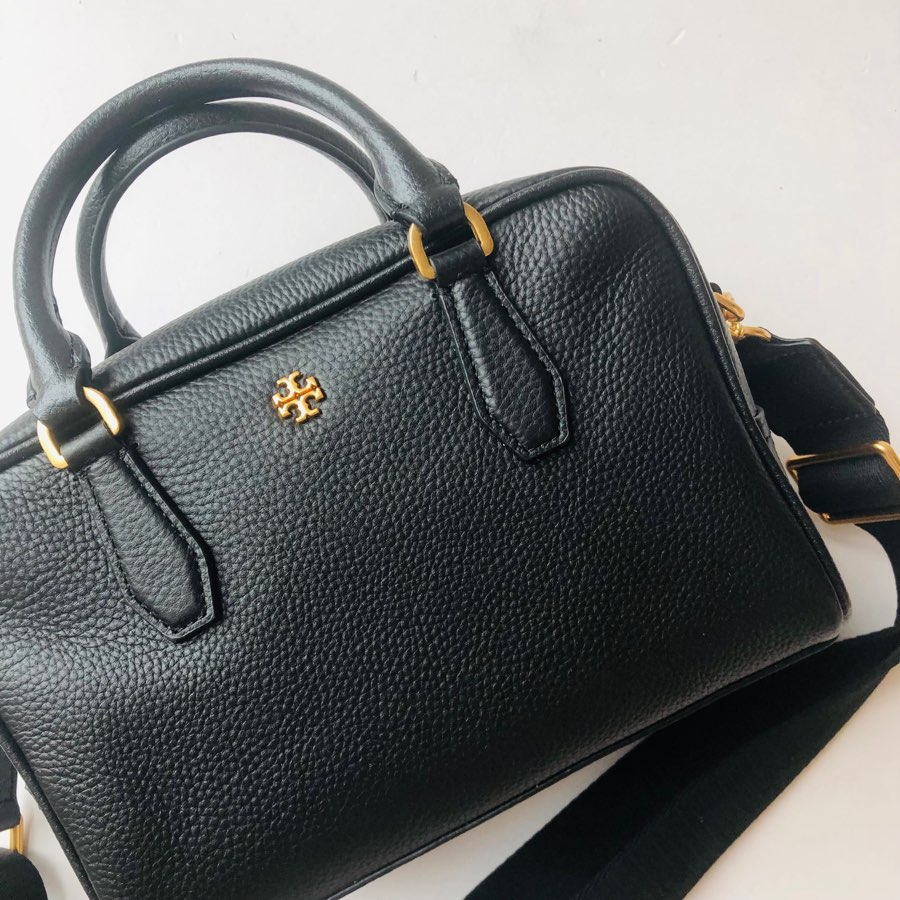 Tory Burch Tory Burch 2023新款Blake枕头包 荔枝纹牛皮 耐磨 容量大 肩带可调节