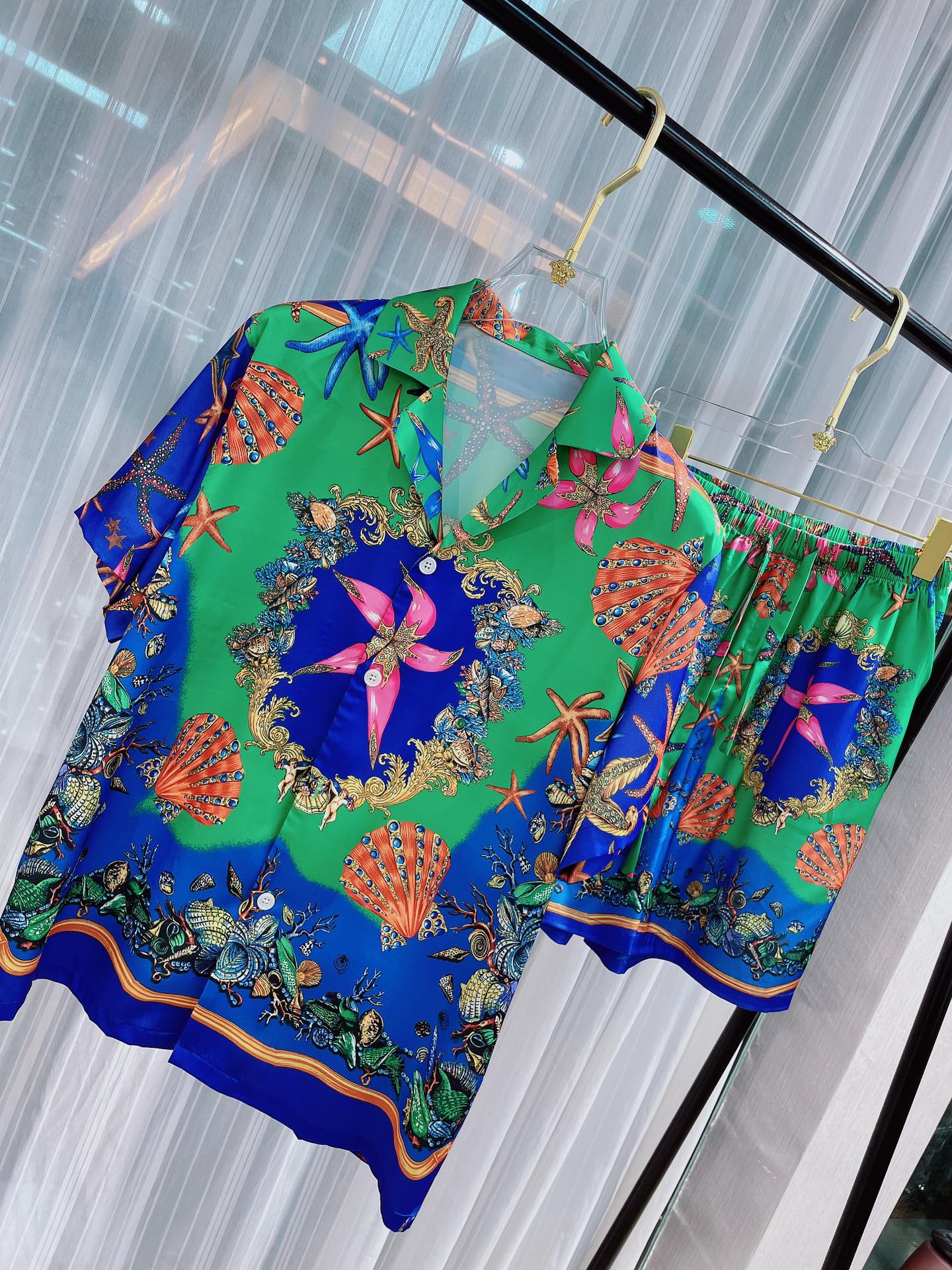 NO:142103,Paijia original new model is available for sale. Short-sleeved shorts couples suit. New model is coming. Real-life photography. Fanfan high-end home clothing suit, same style for men and women, uses high-end Korean silk fabric, comfortable upper body effect, size M-3XL (silk products should not be washed by machine, it is recommended to wash by hand or wash with laundry bag), shorts, T-shirt, real silk, alexander wang19860909派家原创 新款上市 短袖短裤情侣款套装 新款来袭 实物拍摄 范范高端家居服套装,男女同款,采用高定韩国丝面料,上身效果舒适,尺码M—3XL（真丝产品切勿机洗,建议手洗或者洗衣袋洗）,,shorts,T-shirt,real silk,alexander wang,Men's clothing