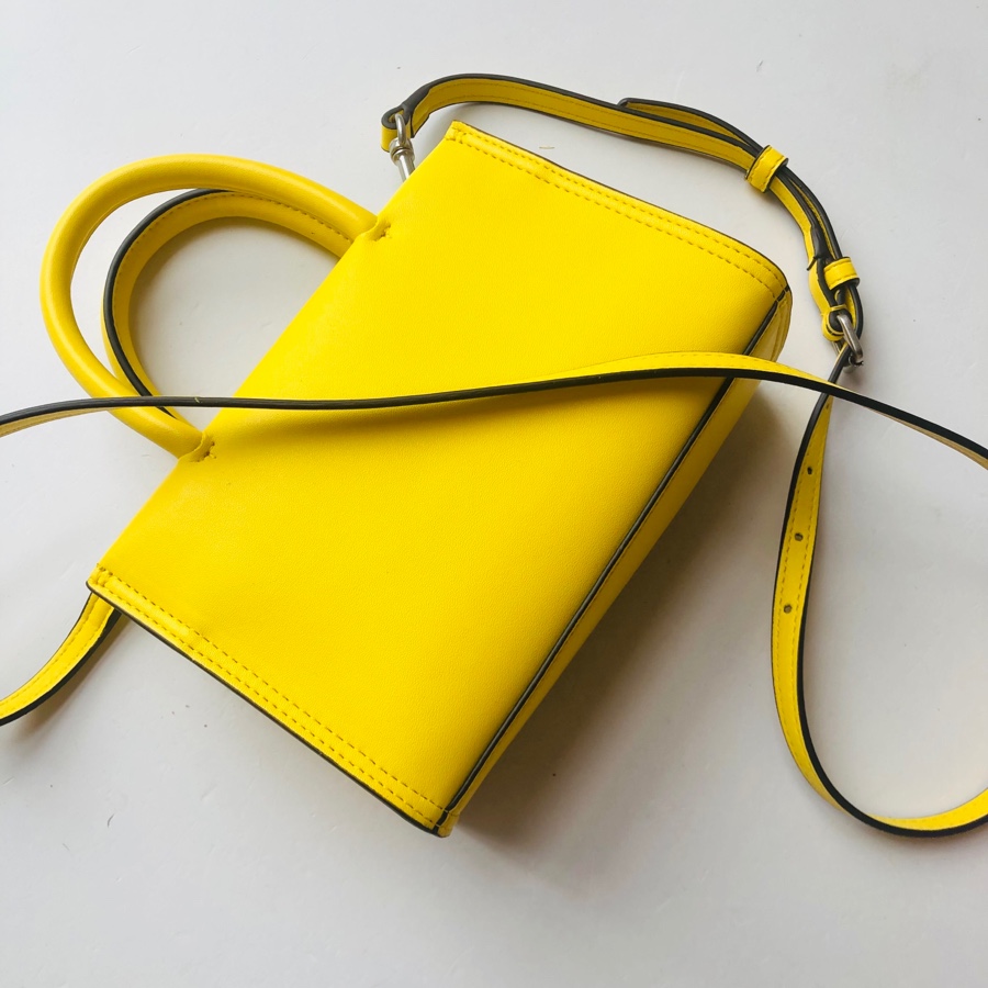 这是迷你黄色实拍，\n00qbeq款，Ella新款托特包，釆用人造皮革环保材质，迷你7色，小号3个色，\n迷你尺寸：18*12*7cm\n小号尺寸约：33.6*26.4*13 cm