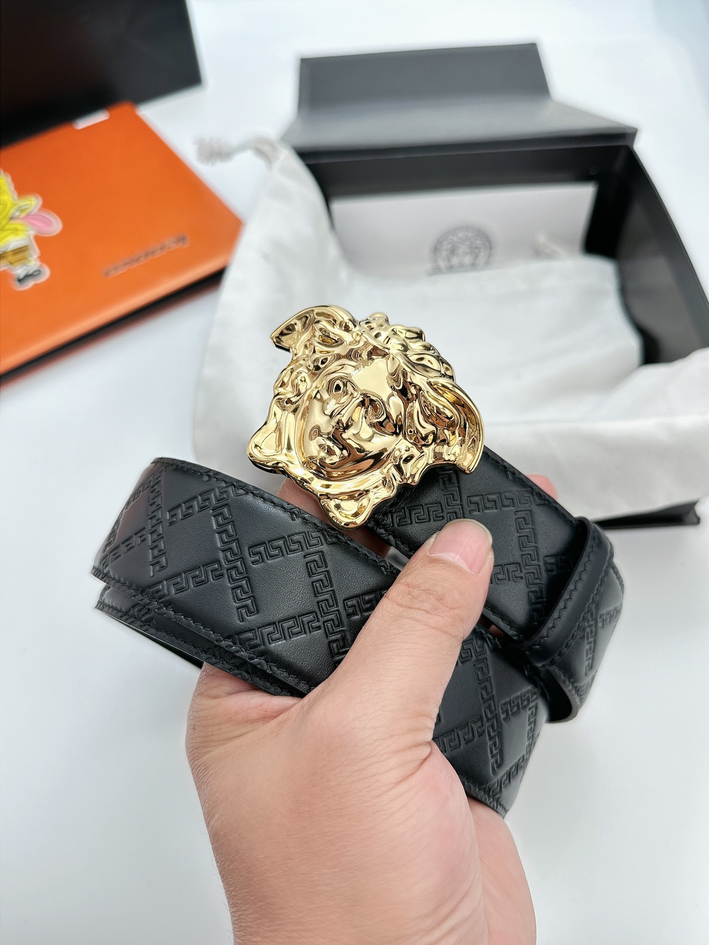 范思哲此款4.0CM希腊回纹压花腰带