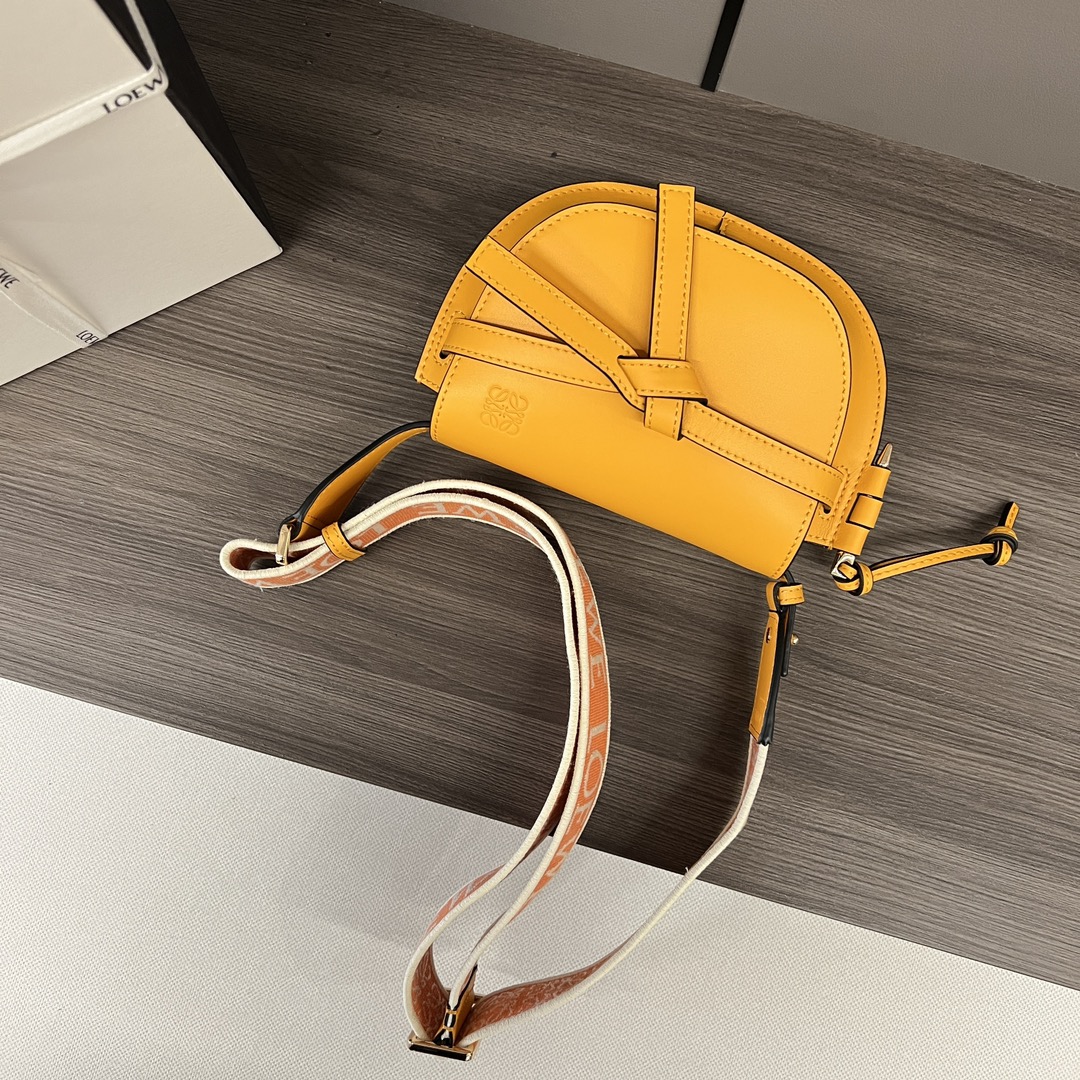 L⊚℮w℮🌟 Gate Dual 🆕新色
miniGateDual手袋采用柔软天然牛皮革精制而成，展现了Loewe独特的皮革工艺，配有马鞍缝线的打结皮革带和侧面锁扣金属别针，这款迷你版本有一条可拆卸牛皮革和提花肩带！正面翻盖拉袢位于绳结皮带下方，用于稳妥固定，粘合金色绒面革衬里，内有两个插袋隔层。可拆卸肩带*肩背、斜挎、胸口悬挂*🌟同色系Anagram图案压花💋
型号：61824
 Size：21x12.5x9.5cm 
 （配包装）P：560