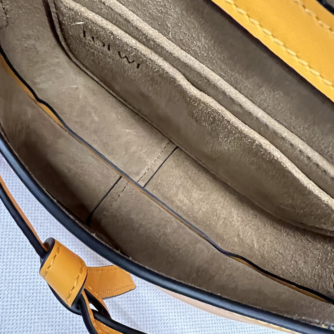 L⊚℮w℮🌟 Gate Dual 🆕新色
miniGateDual手袋采用柔软天然牛皮革精制而成，展现了Loewe独特的皮革工艺，配有马鞍缝线的打结皮革带和侧面锁扣金属别针，这款迷你版本有一条可拆卸牛皮革和提花肩带！正面翻盖拉袢位于绳结皮带下方，用于稳妥固定，粘合金色绒面革衬里，内有两个插袋隔层。可拆卸肩带*肩背、斜挎、胸口悬挂*🌟同色系Anagram图案压花💋
型号：61824
 Size：21x12.5x9.5cm 
 （配包装）P：560