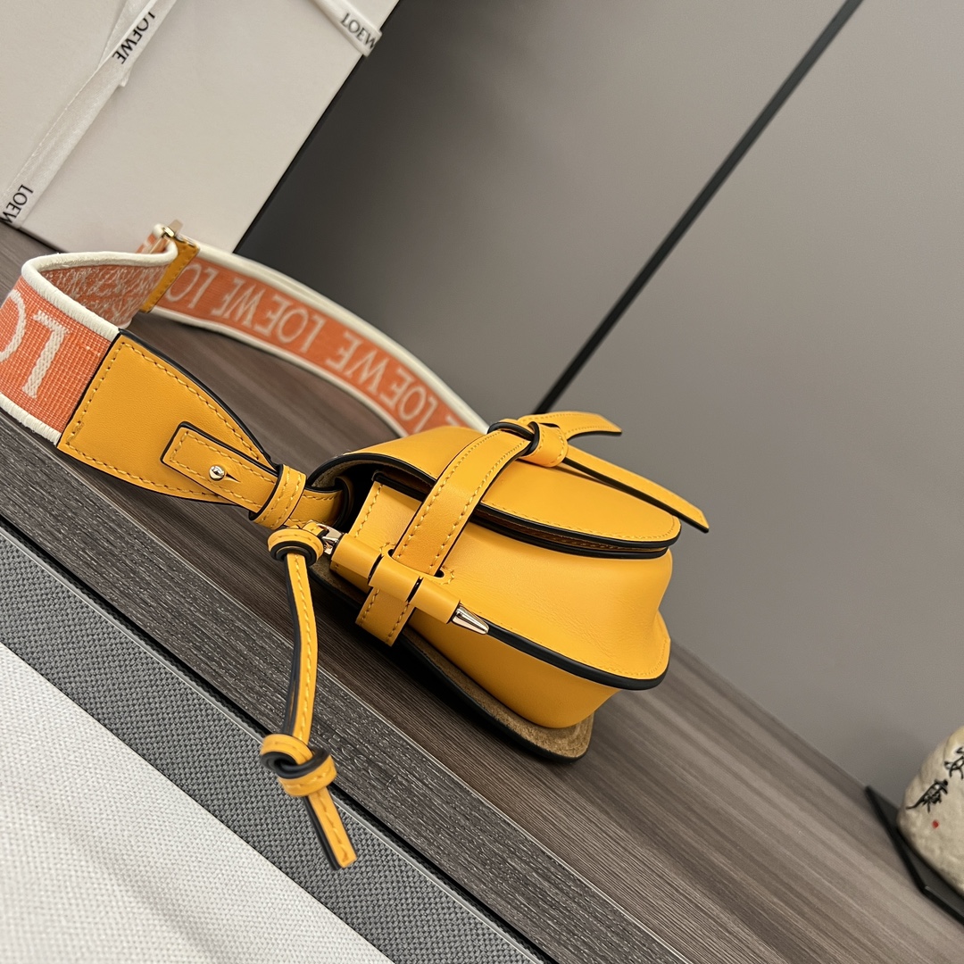 L⊚℮w℮🌟 Gate Dual 🆕新色
miniGateDual手袋采用柔软天然牛皮革精制而成，展现了Loewe独特的皮革工艺，配有马鞍缝线的打结皮革带和侧面锁扣金属别针，这款迷你版本有一条可拆卸牛皮革和提花肩带！正面翻盖拉袢位于绳结皮带下方，用于稳妥固定，粘合金色绒面革衬里，内有两个插袋隔层。可拆卸肩带*肩背、斜挎、胸口悬挂*🌟同色系Anagram图案压花💋
型号：61824
 Size：21x12.5x9.5cm 
 （配包装）P：560