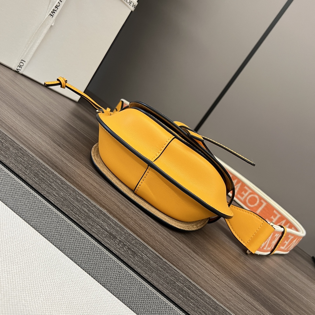 L⊚℮w℮🌟 Gate Dual 🆕新色
miniGateDual手袋采用柔软天然牛皮革精制而成，展现了Loewe独特的皮革工艺，配有马鞍缝线的打结皮革带和侧面锁扣金属别针，这款迷你版本有一条可拆卸牛皮革和提花肩带！正面翻盖拉袢位于绳结皮带下方，用于稳妥固定，粘合金色绒面革衬里，内有两个插袋隔层。可拆卸肩带*肩背、斜挎、胸口悬挂*🌟同色系Anagram图案压花💋
型号：61824
 Size：21x12.5x9.5cm 
 （配包装）P：560